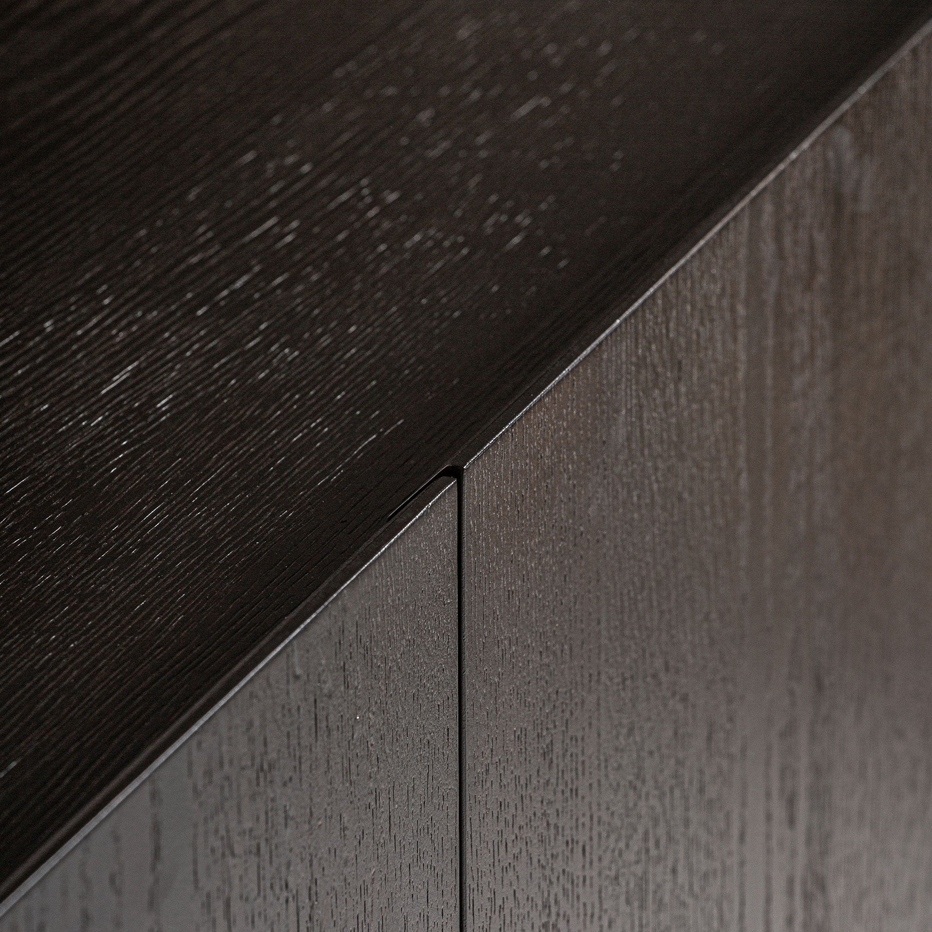 Komoda NEUVIC tmavý dubový fórový s zlatým podstavcem