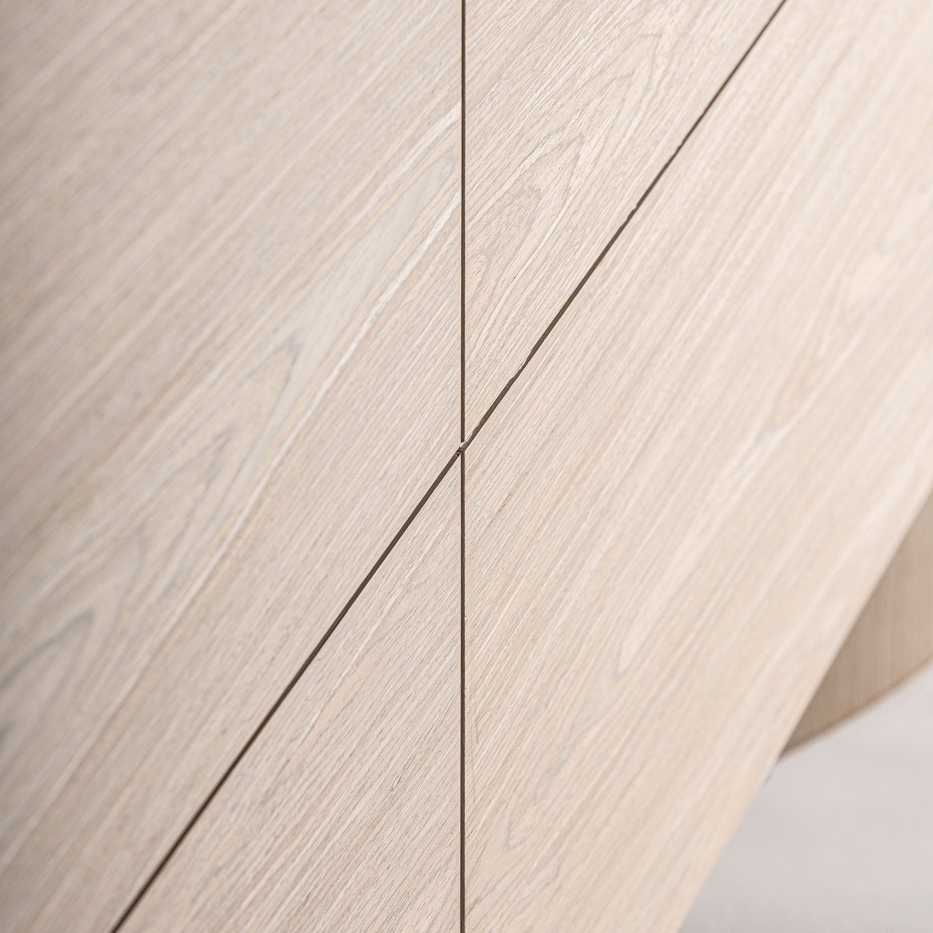 PRAYSSAC Chest of Drawers in Oak Finish