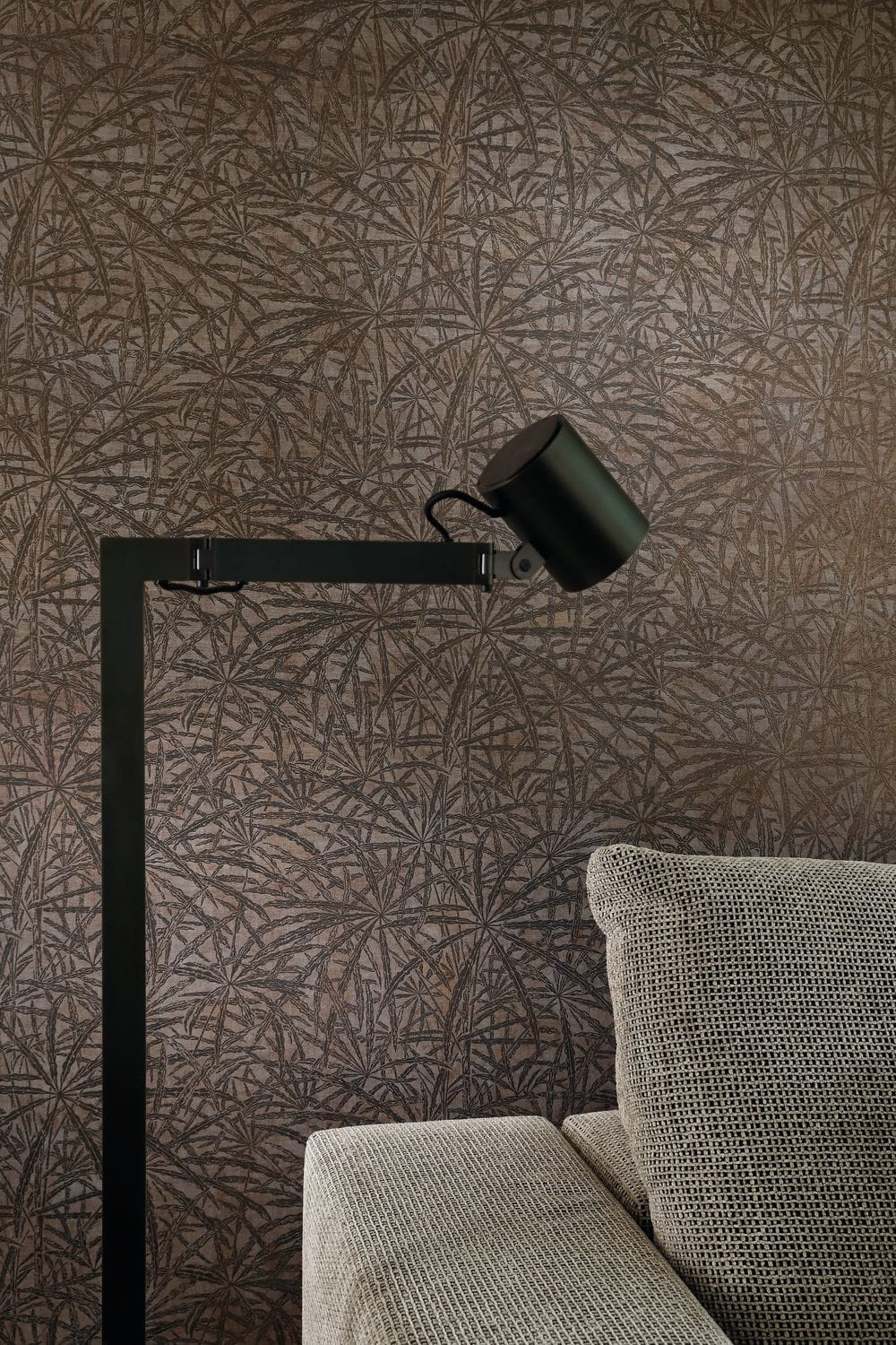 Structural wallpaper with a palm leaf plant motif PALMYRE - BEIGE