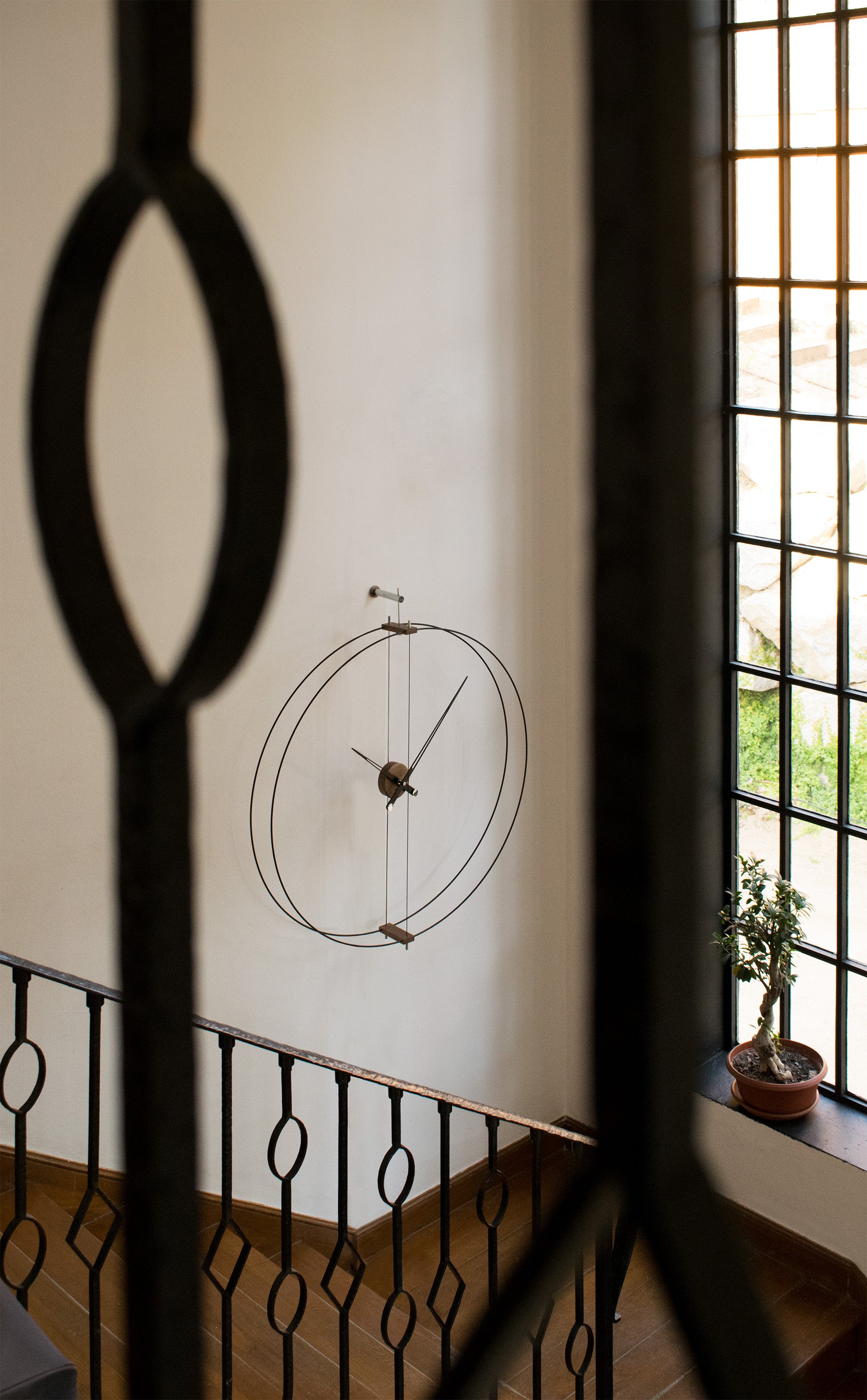 Nástěnné hodiny BARCELONA ořechové dřevo s černou a stříbrnou