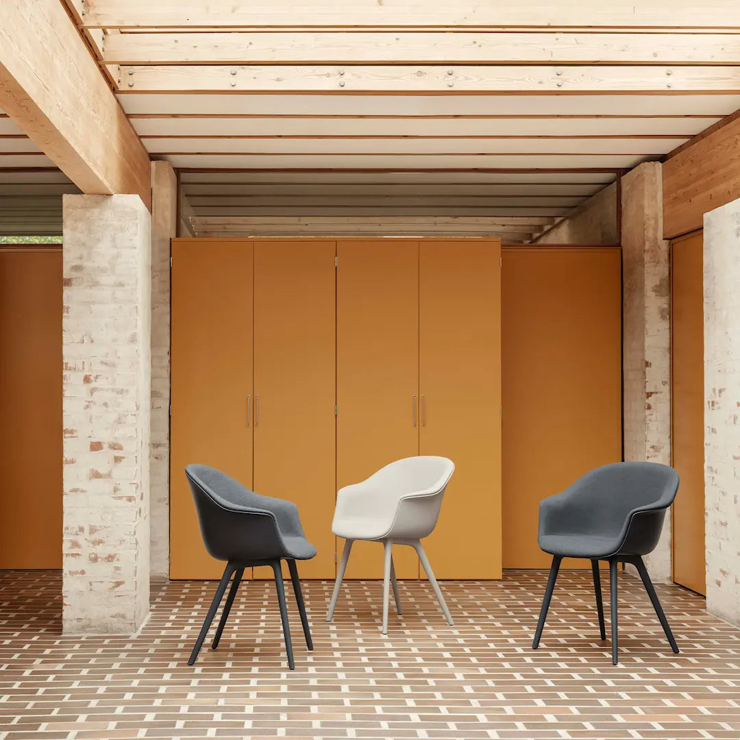 Židle BAT tmavě šedá s kovovým podstavcem