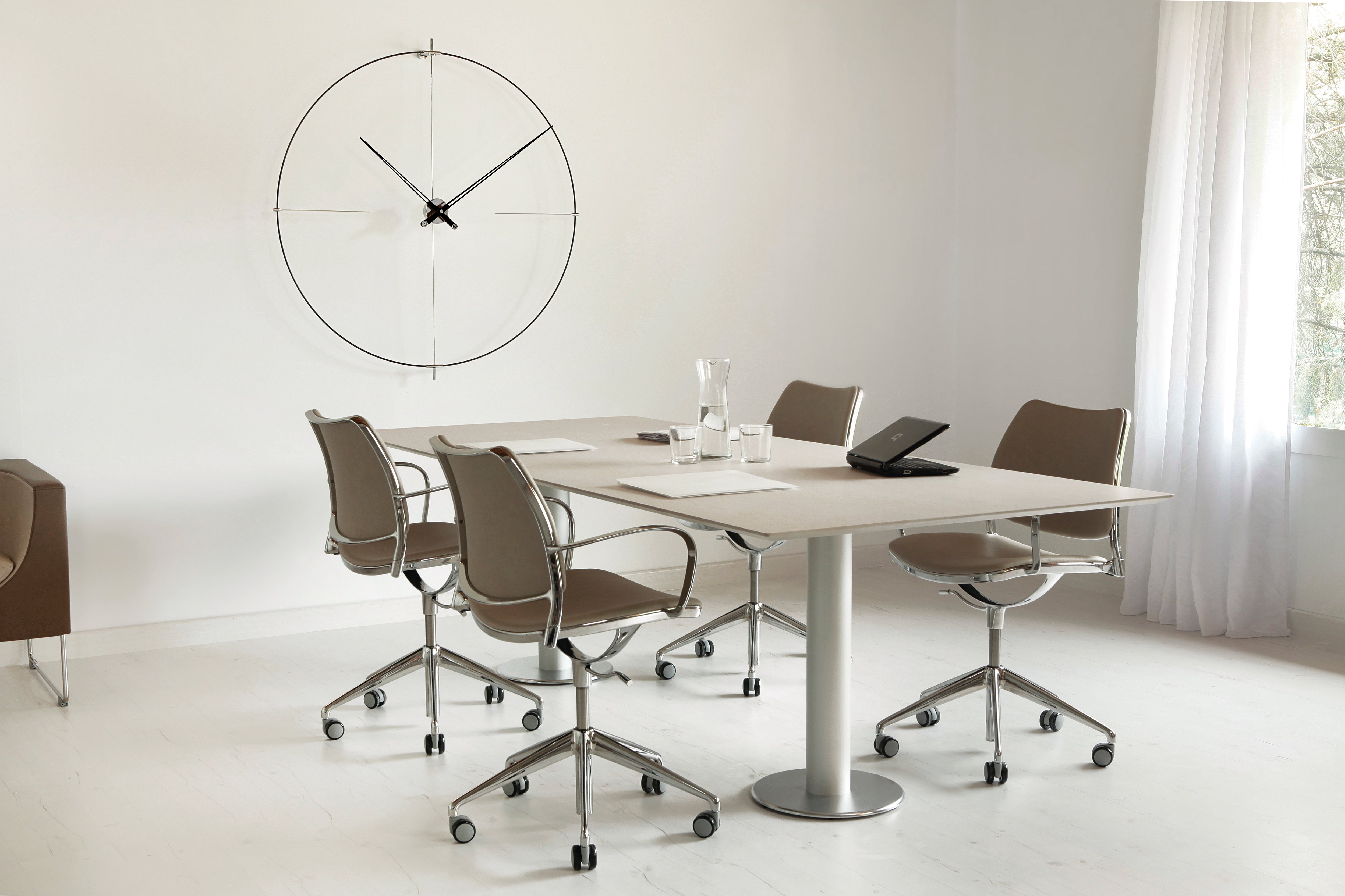 Nástěnné hodiny BILBAO černé ořechové dřevo s černou a chromovou úpravou