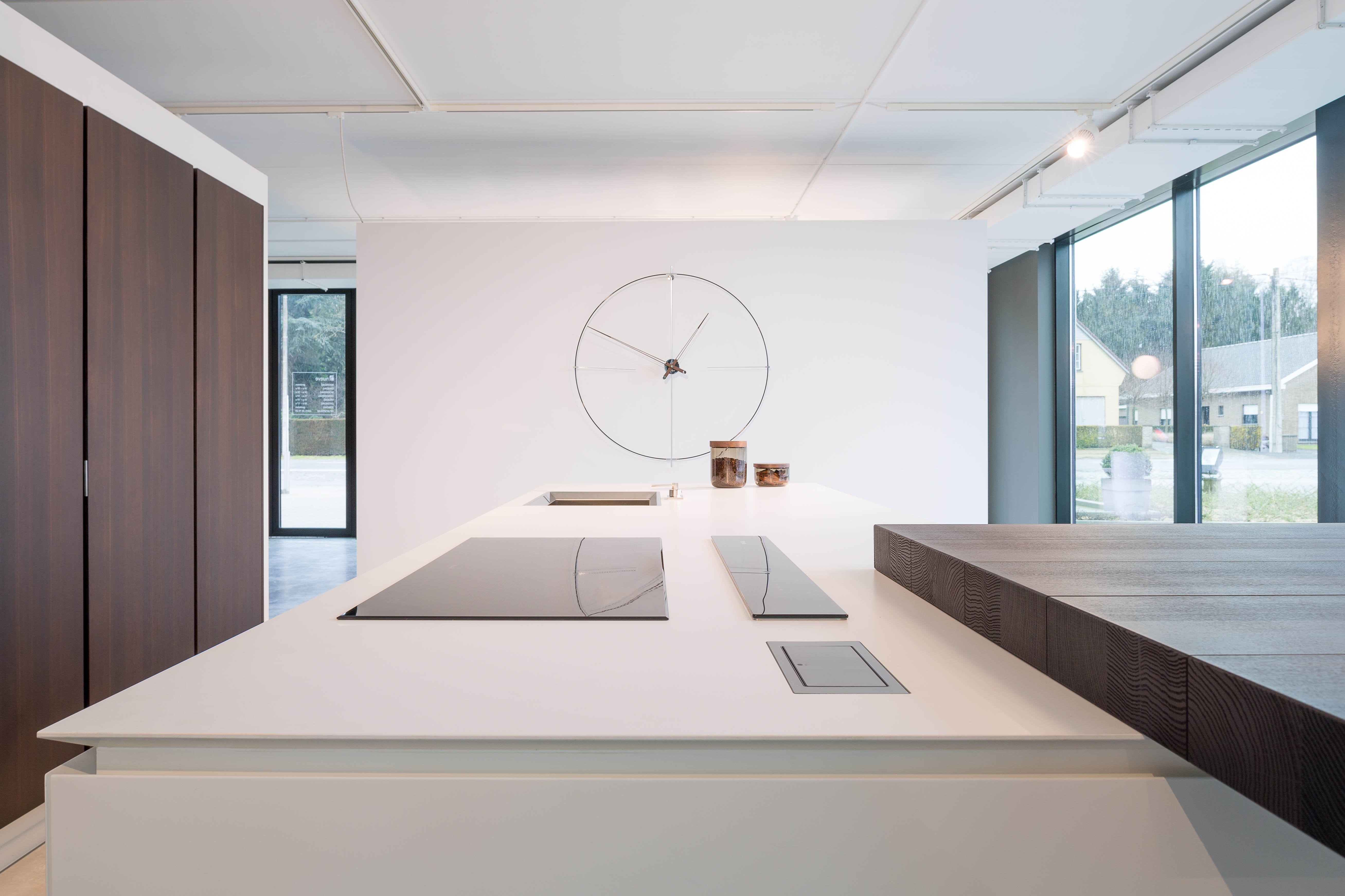 Nástěnné hodiny BILBAO ořechové dřevo s černou a chromem