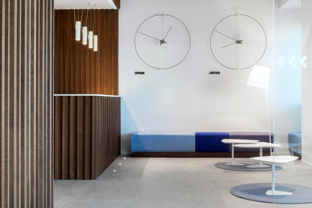 Nástěnné hodiny BILBAO ořechové dřevo s černou a chromem