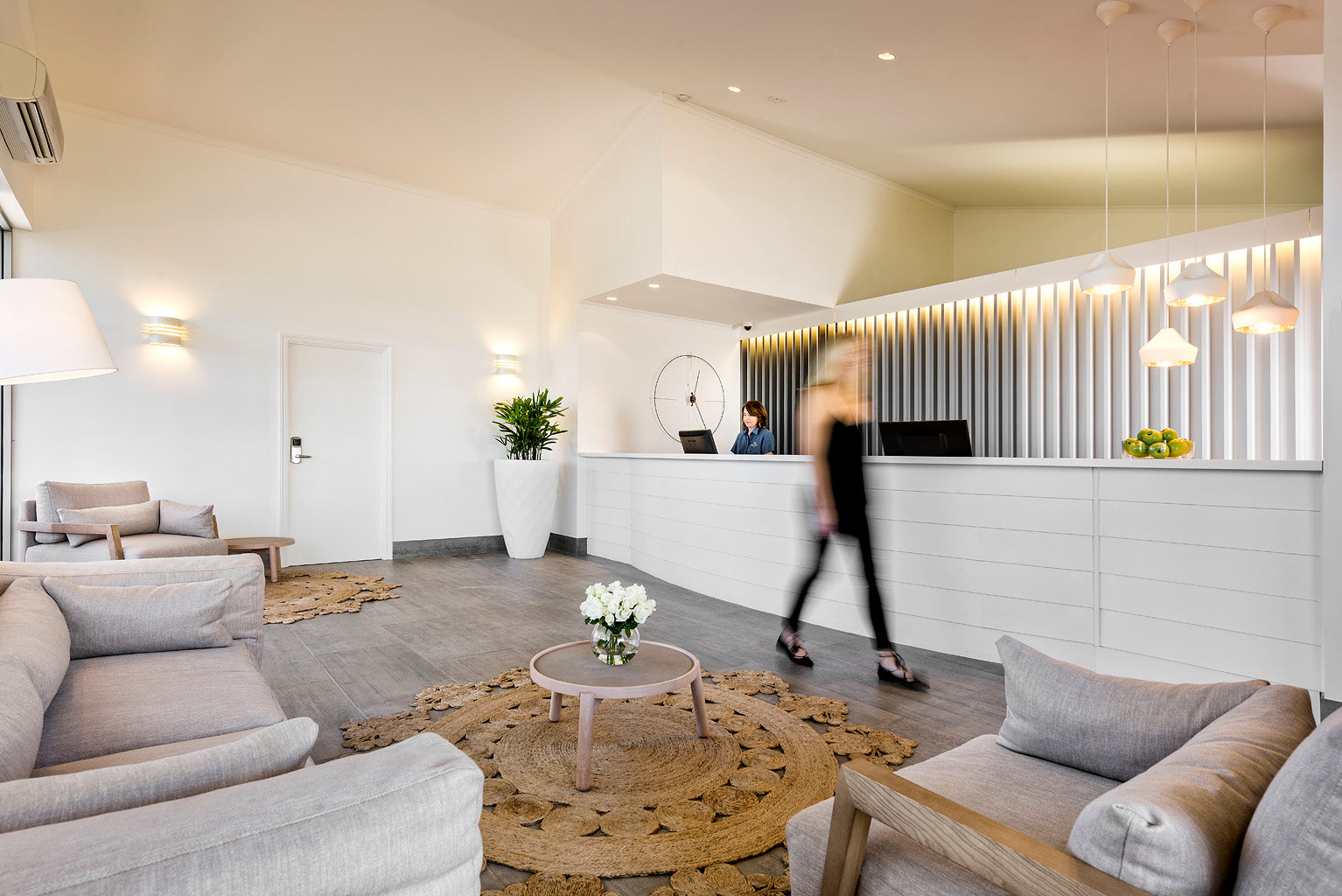 Nástěnné hodiny BILBAO ořechové dřevo s černou a chromem