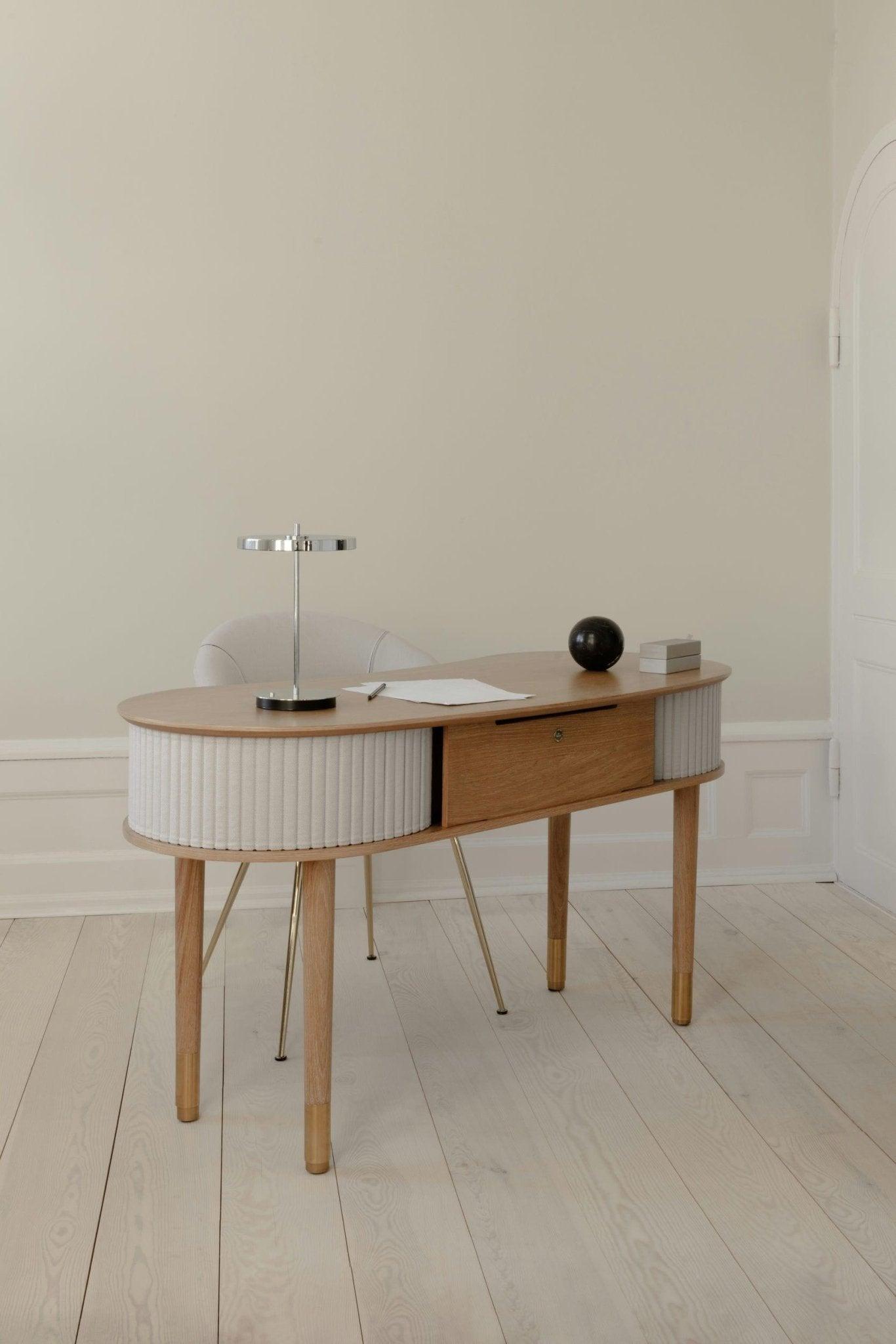 Biurko AUDACIOUS baby blue z dębem UMAGE Eye on Design