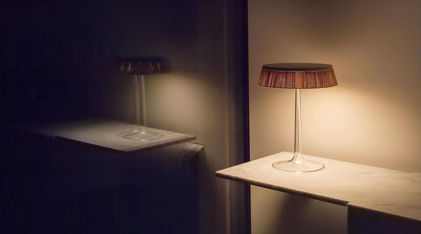 Stolní lampa BON JOUR měděná s ratanovým stínidlem