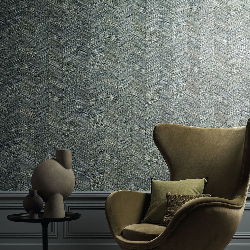 Strukturovaná tapeta geometrického vzoru napodobující dřevo s herringbone vzorem OCOTEA - OPALINE tlumená modrá