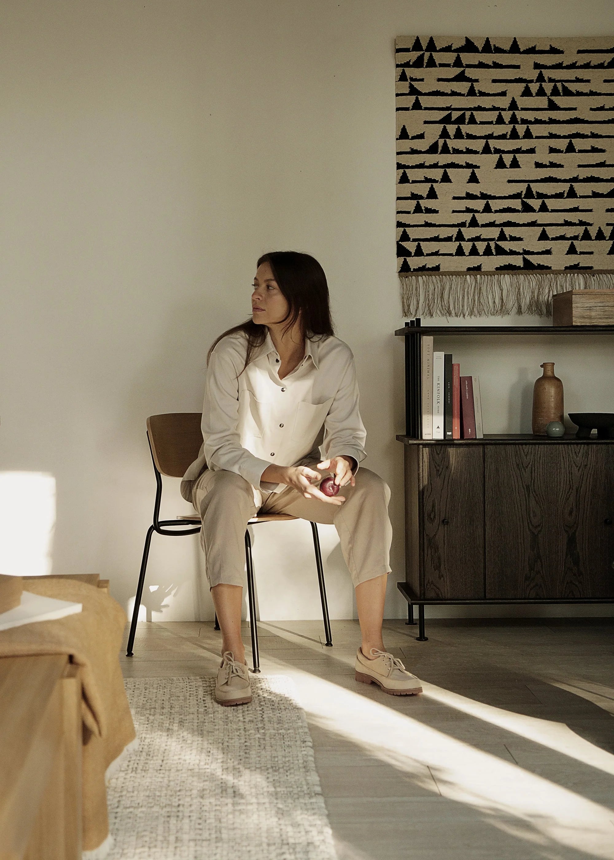 Židle SPLOT černé dubové dřevo s chromovaným podstavcem