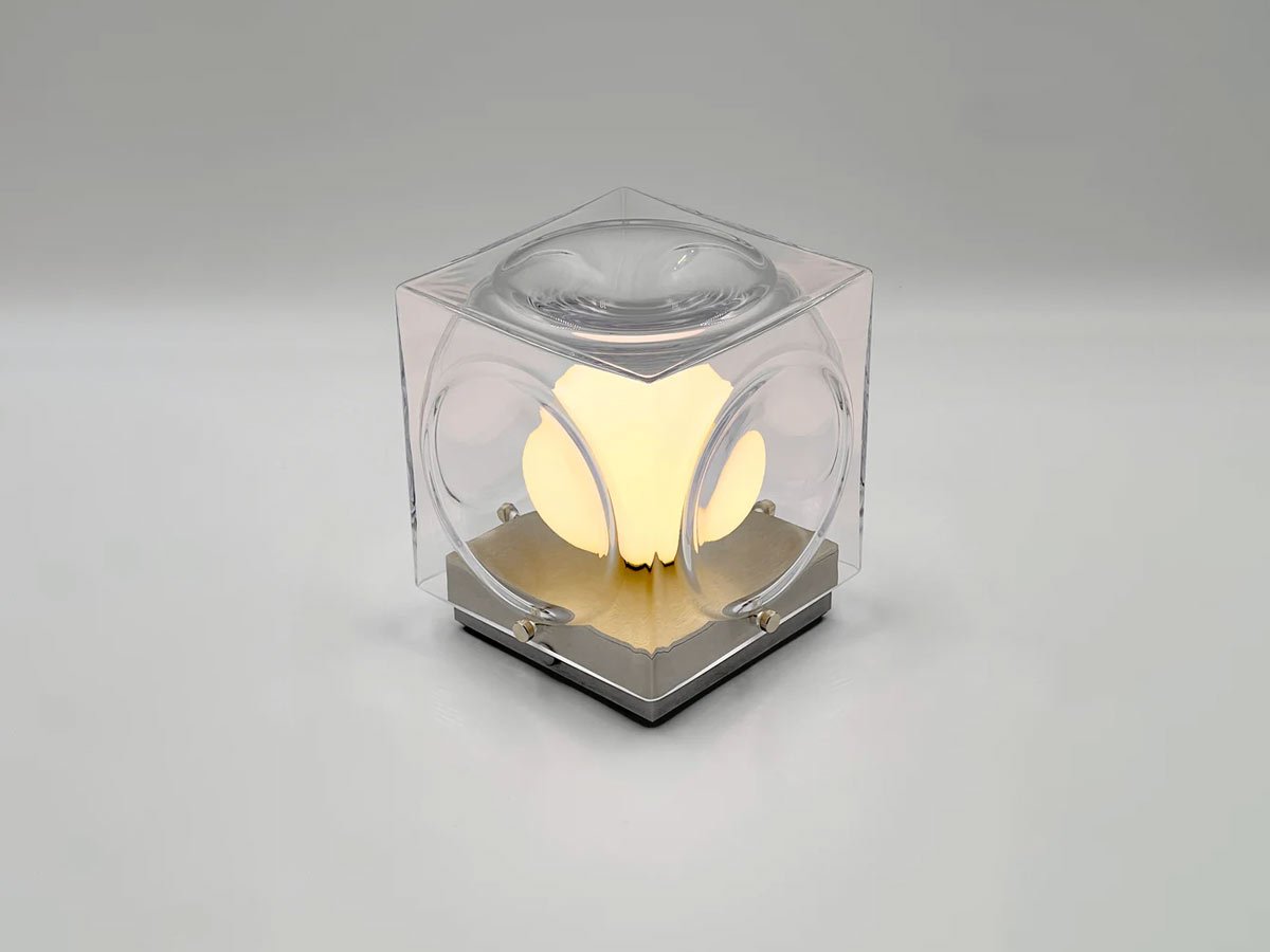 Přenosná lampa CHANT se skleněným stínidlem a zlatým podstavcem.