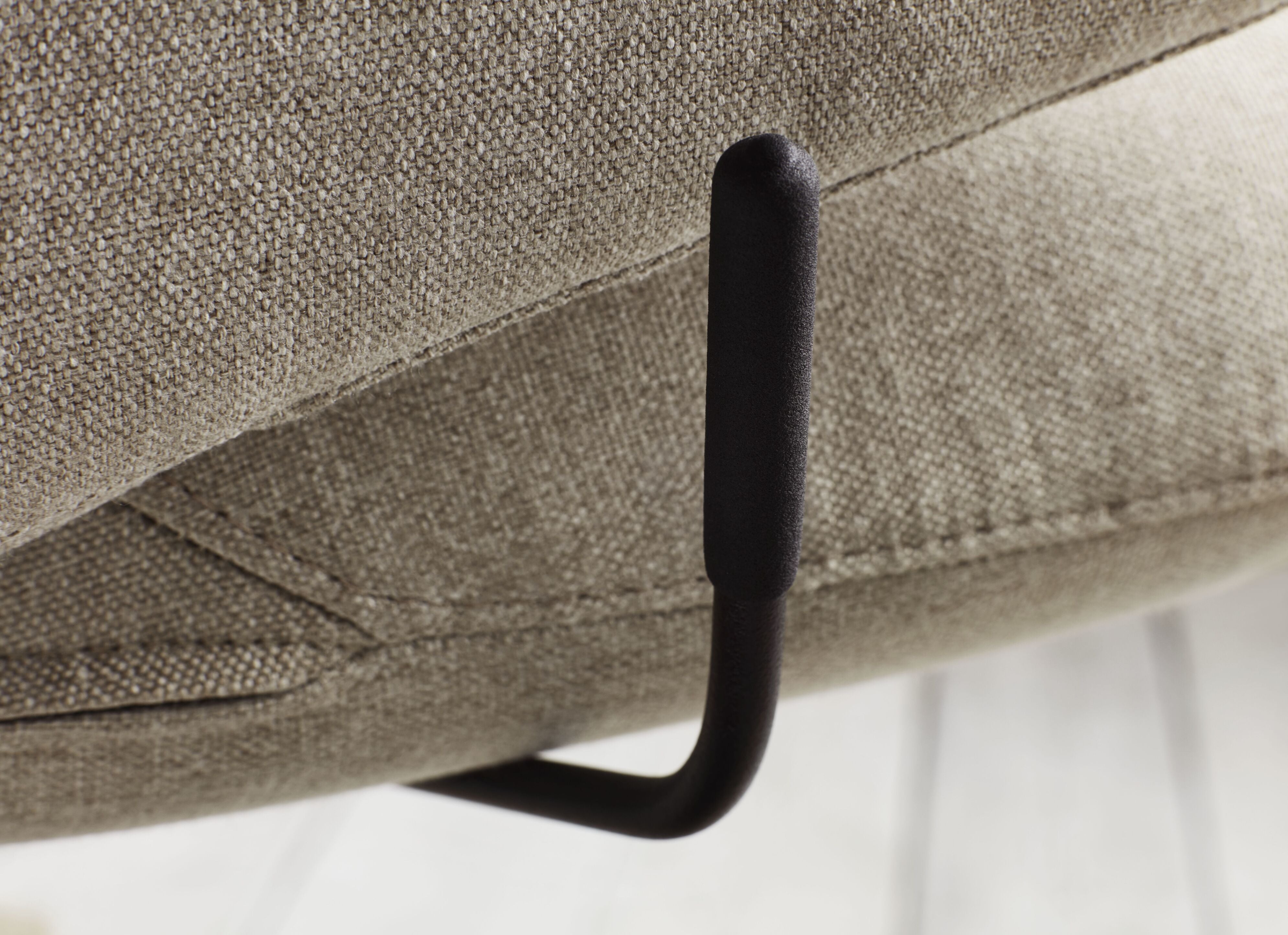 Křeslo čalouněné CLARA černá kovová základna