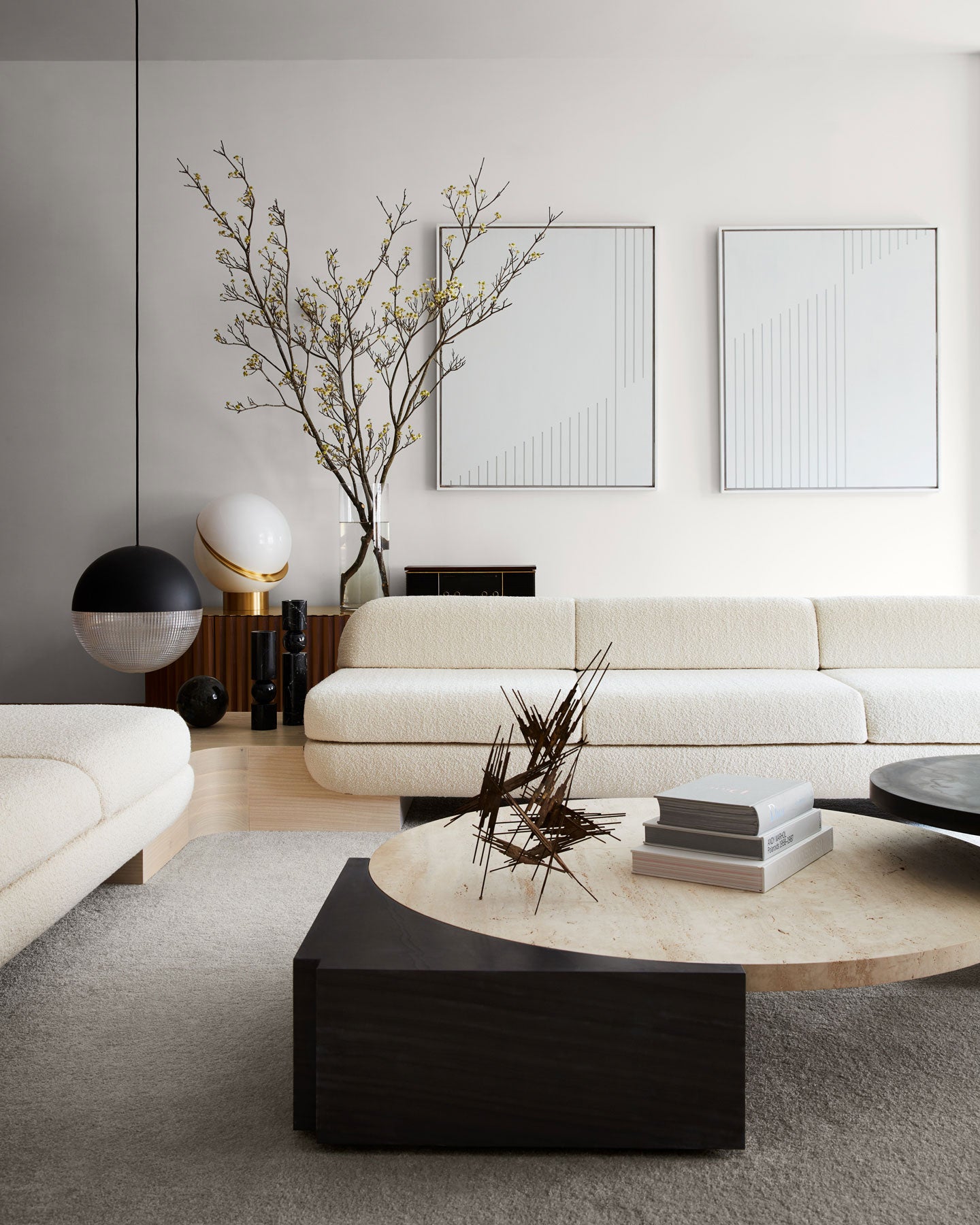 Stolní lampa CRESCENT s opálovým stínidlem a mosazným podstavcem