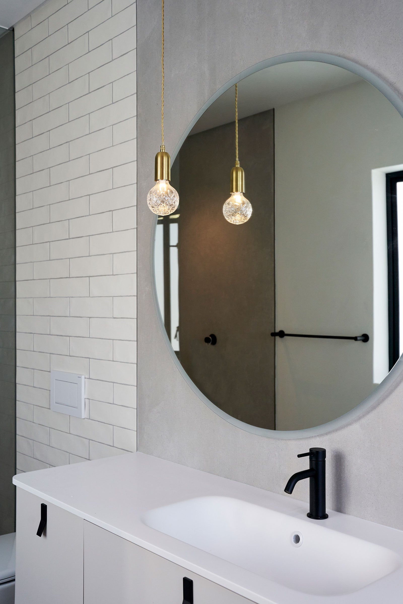 Lustrná lampa CRYSTAL BULB s matným sklem a chromovaným povrchem