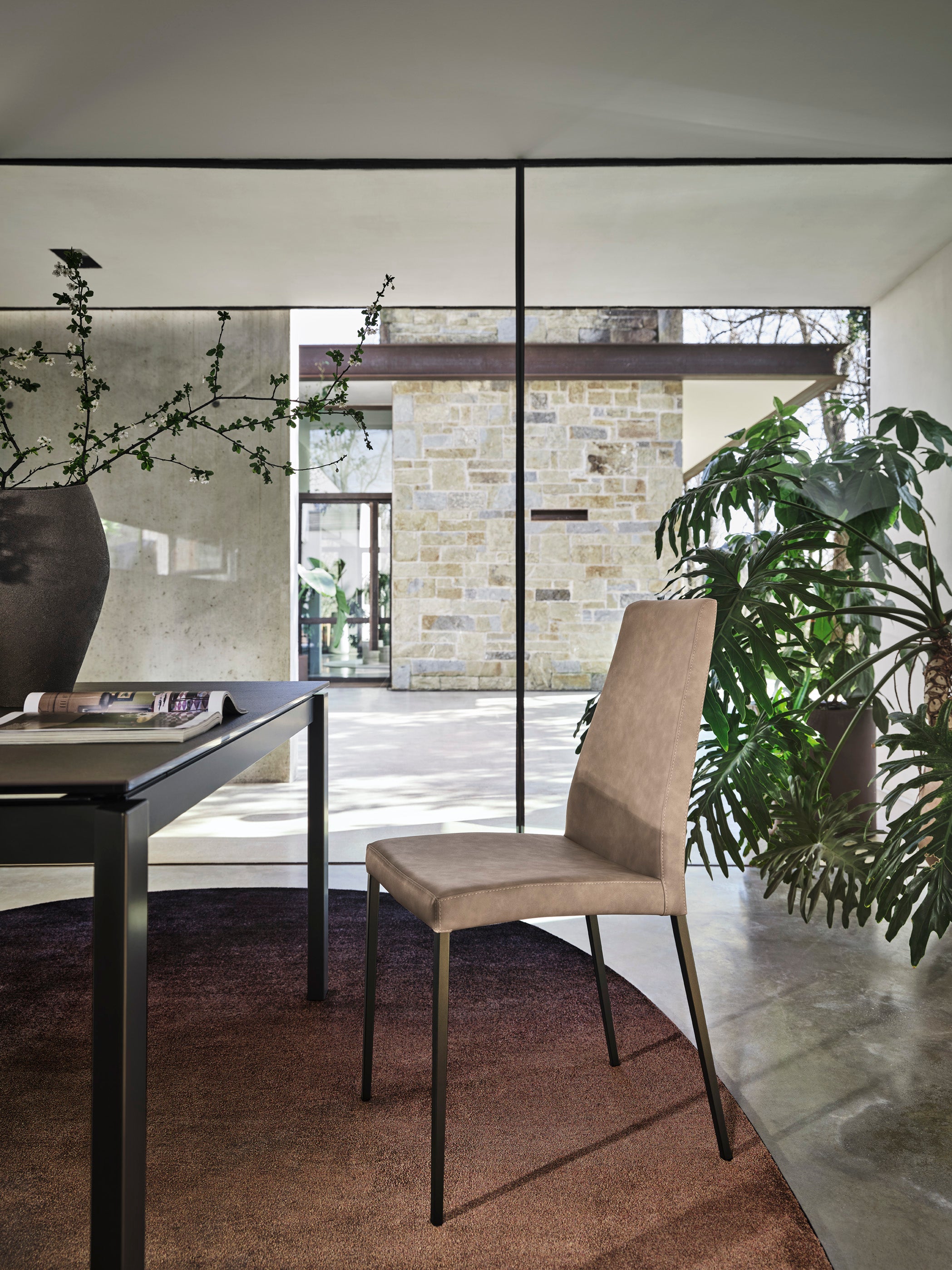 Čalouněné křeslo AIDA se šedým podstavcem