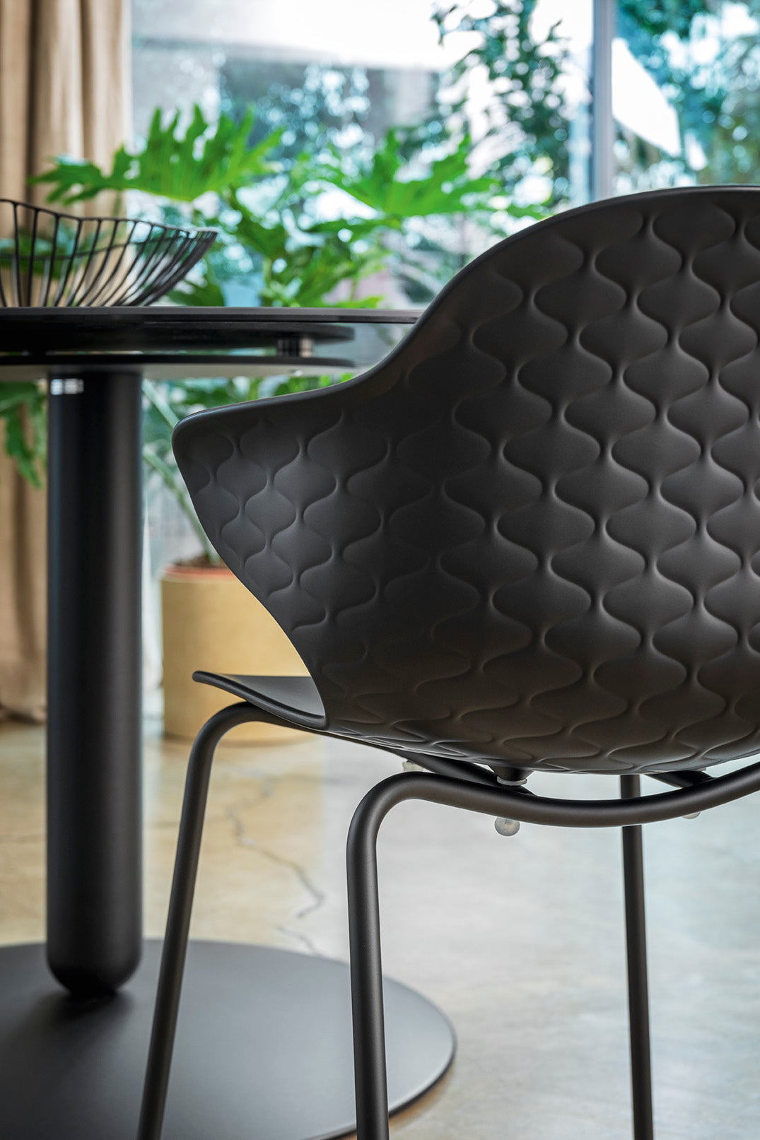 Židle SAINT TROPEZ s průhledným sedákem a zlatou kovovou základnou