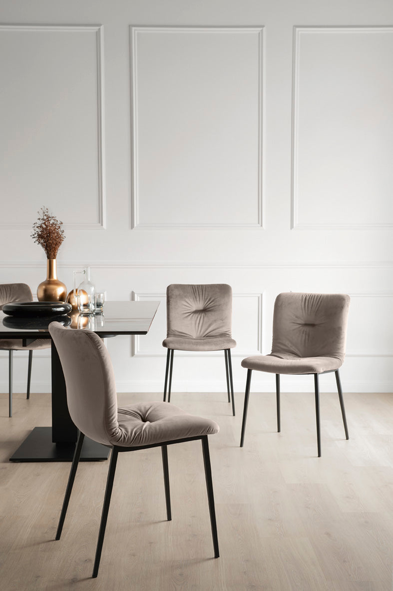 Křeslo ANNIE SOFT čalouněné s černým kovovým podstavcem