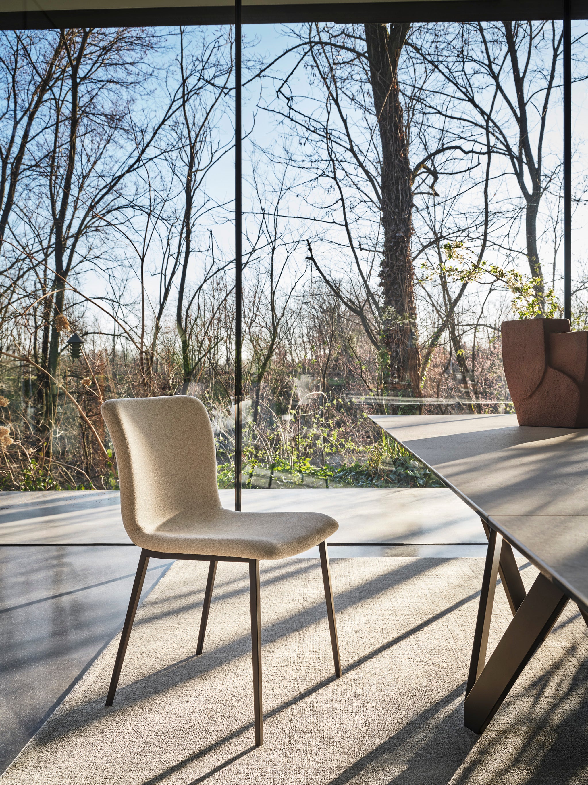 Čalouněné křeslo ANNIE s černým kovovým podstavcem