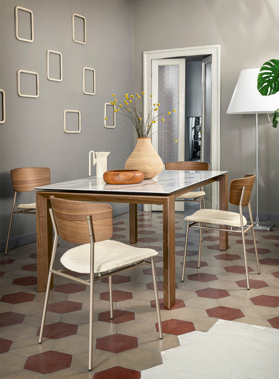 Rozkládací stůl OMNIA s bílou deskou a ořechovou základnou