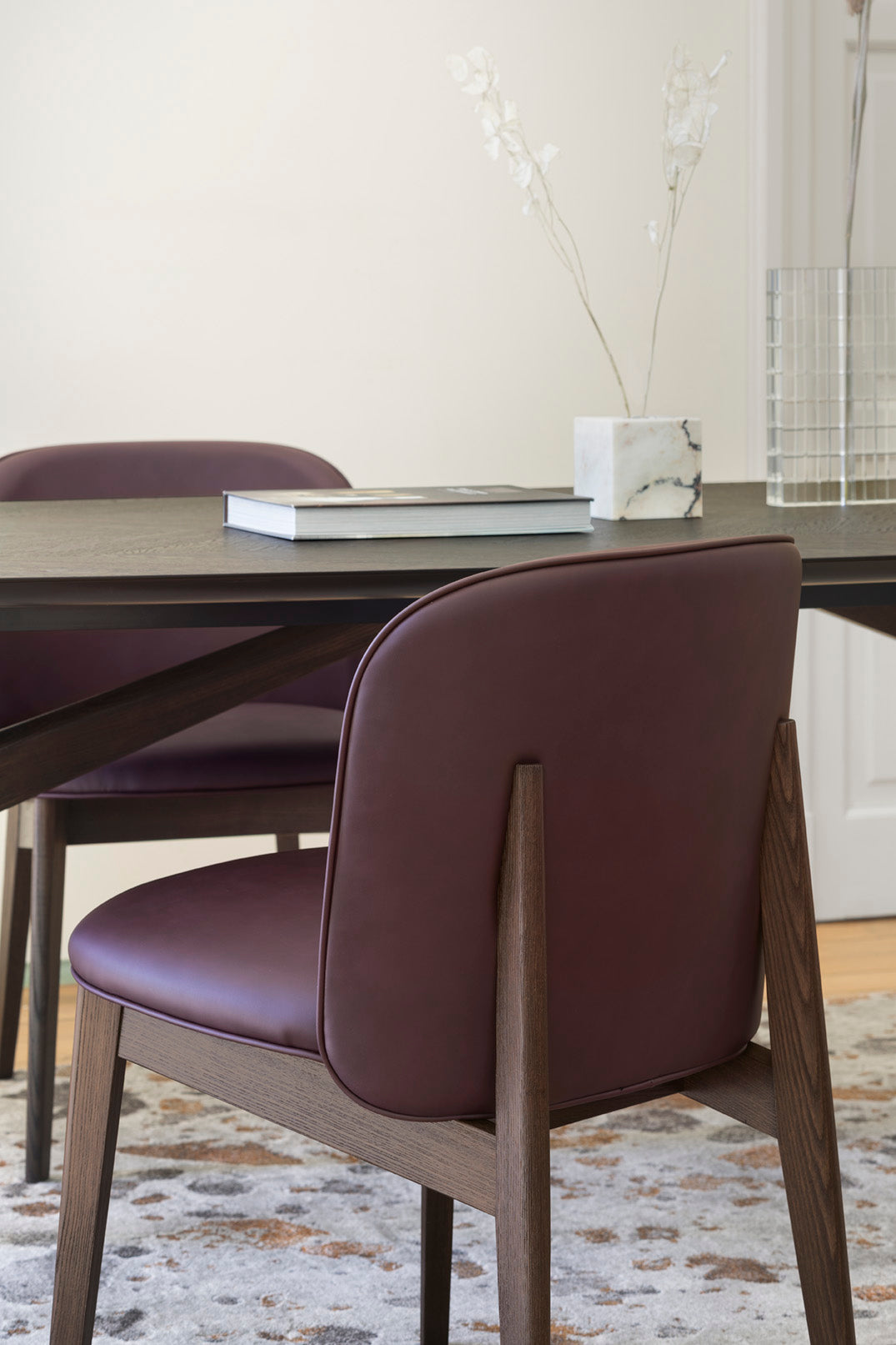 Křeslo s područkami ABREY čalouněné s ořechovou základnou