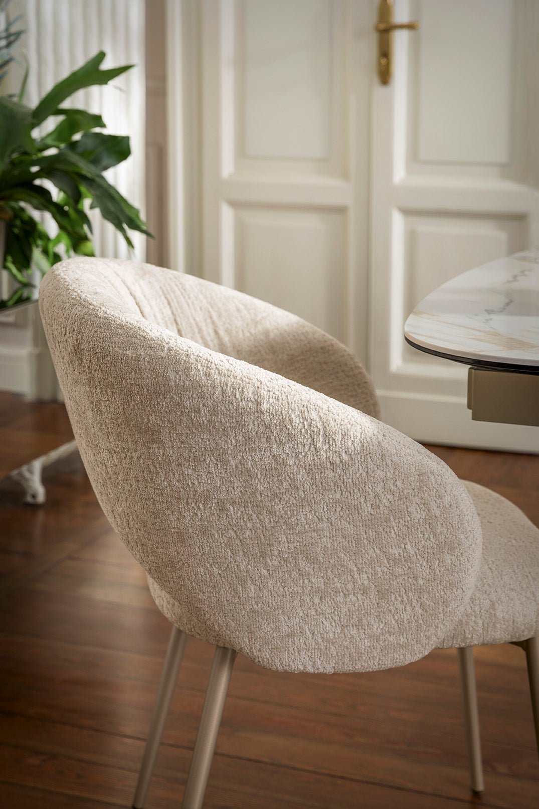 Čalouněné křeslo ANIME s béžovým kovovým podstavcem