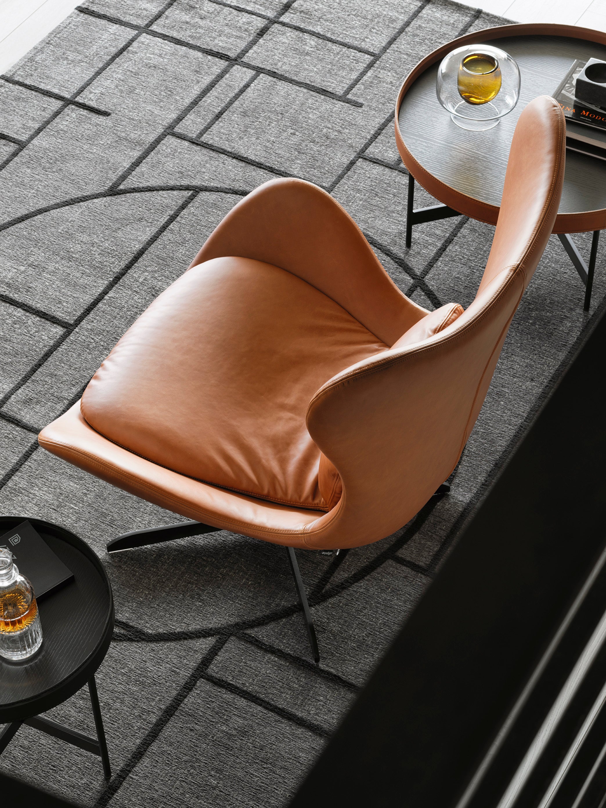 Křeslo otočné LAZY čalouněné s černým kovovým podstavcem