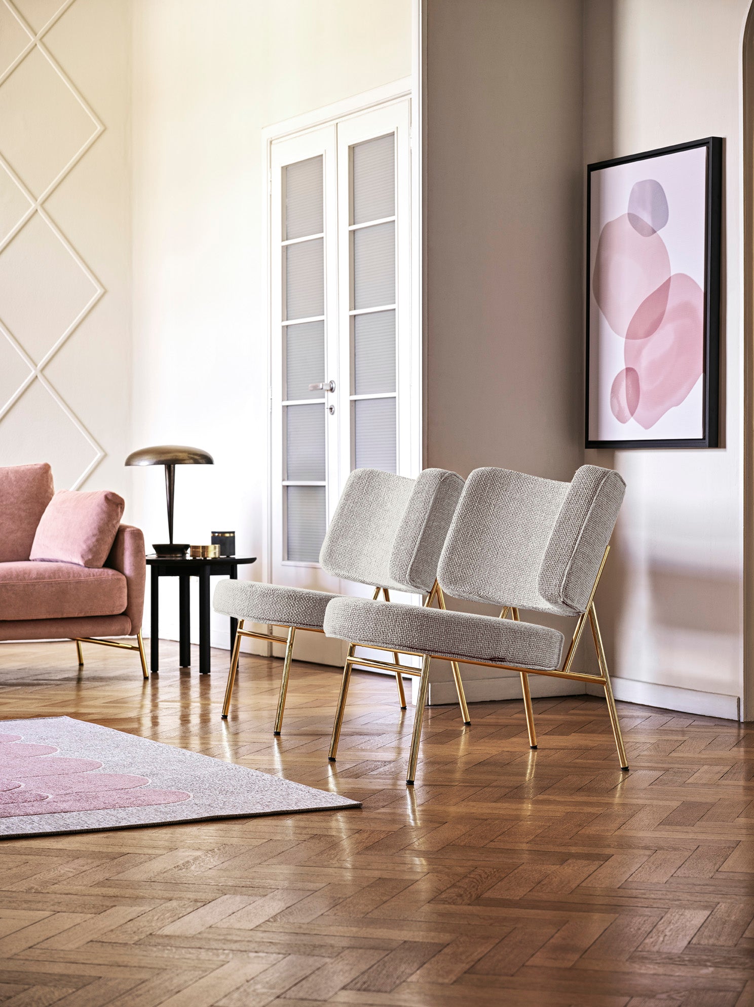 Křeslo COCO čalouněné se zlatým podstavcem