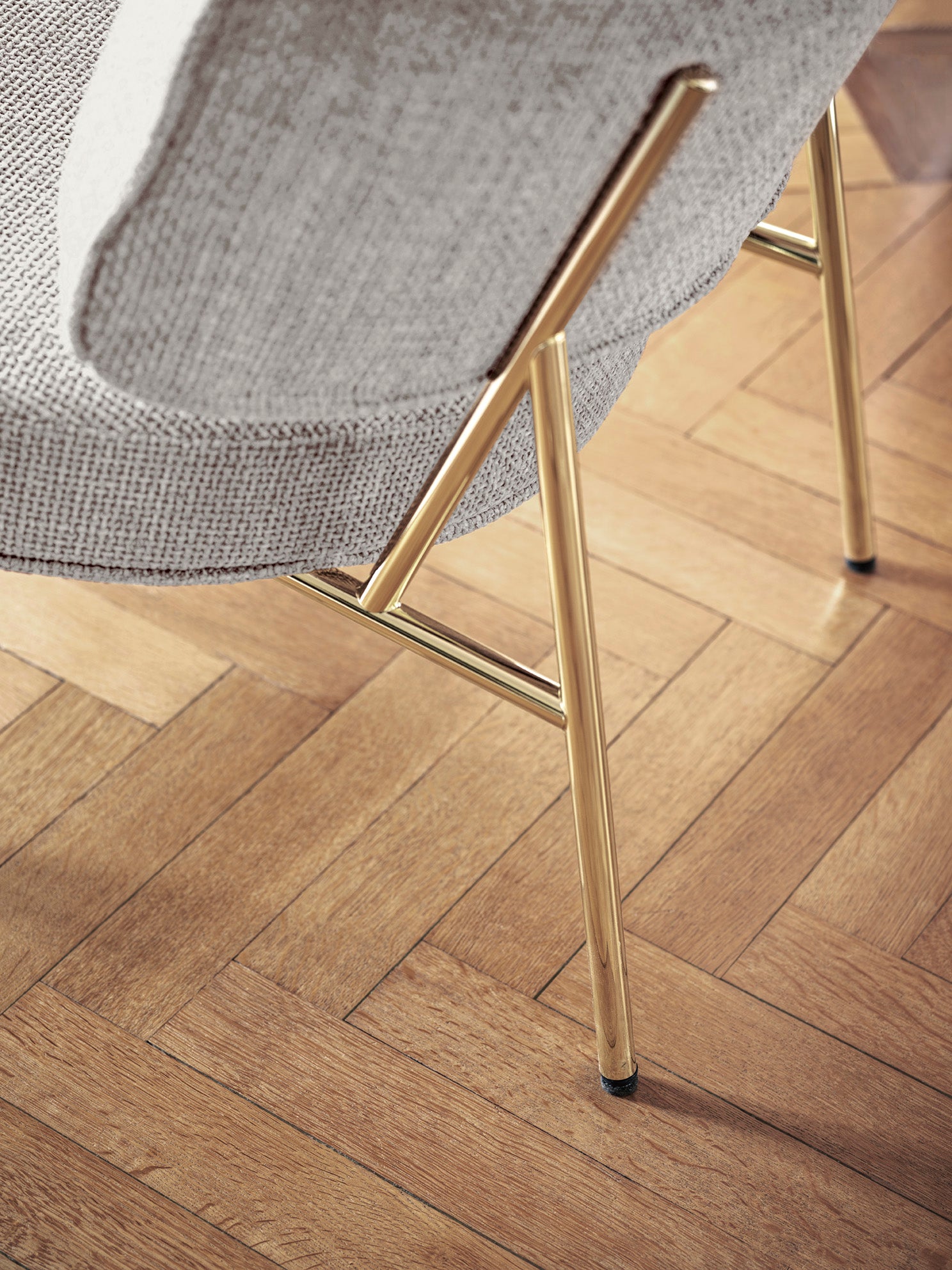 Křeslo COCO čalouněné se zlatým podstavcem