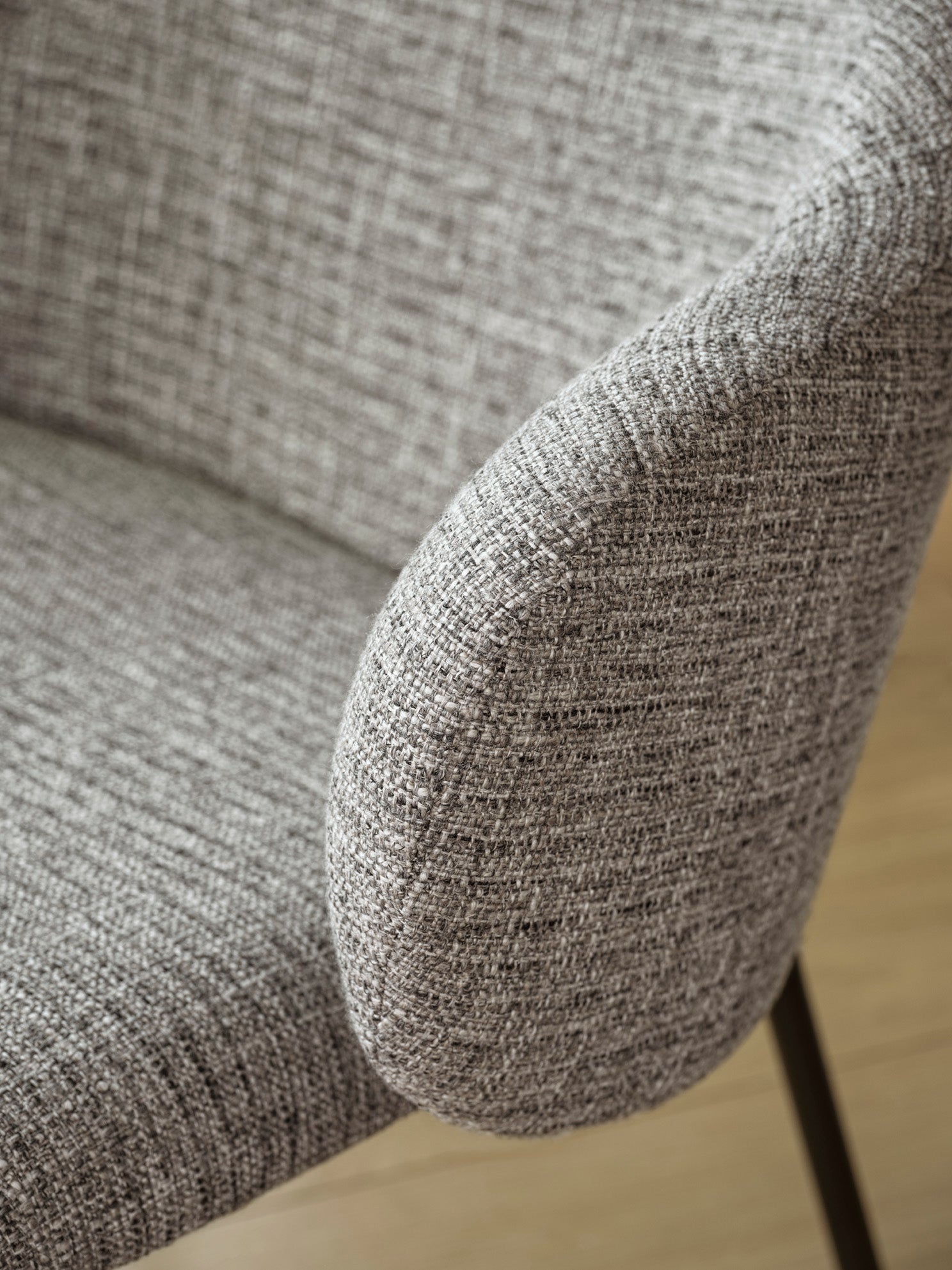 Křeslo HOLLY čalouněné s černým podstavcem