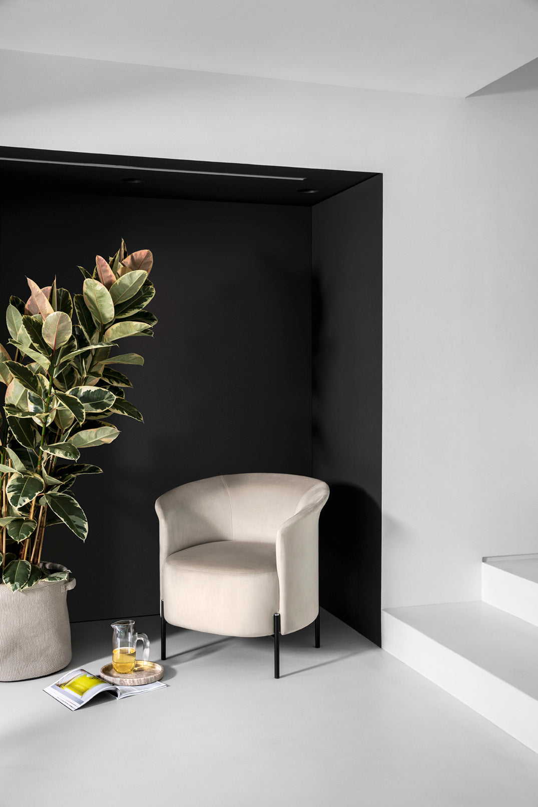 Křeslo RENDEZ VOUS čalouněné s černým podstavcem