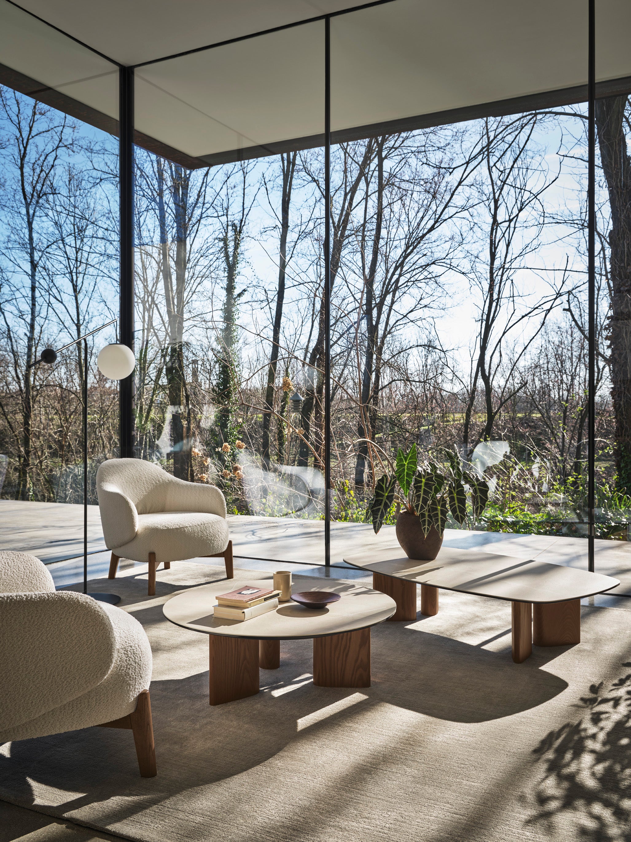 Kulatý konferenční stolek SANDY hnědá keramika s tmavým dřevěným podstavcem