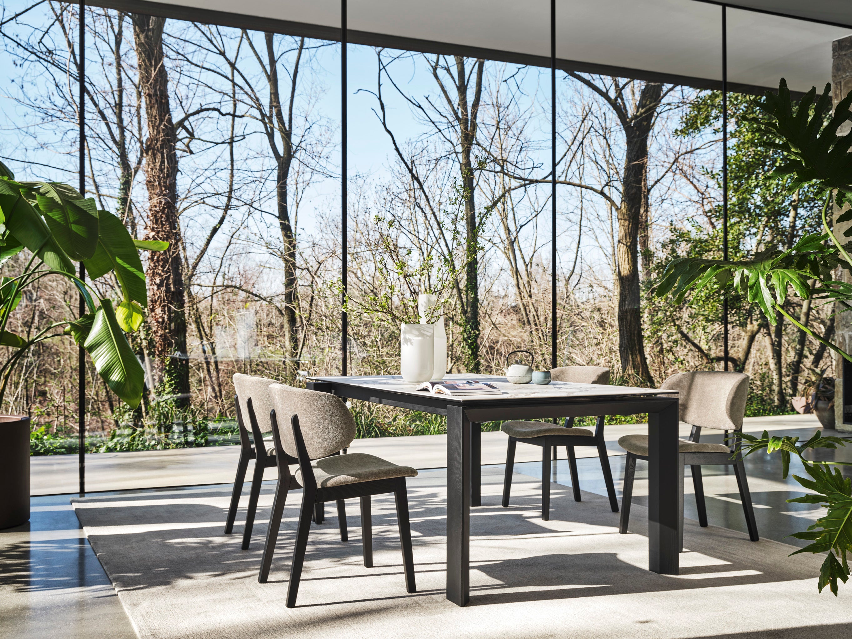 Rozkládací stůl OMNIA s bílou deskou a ořechovou základnou