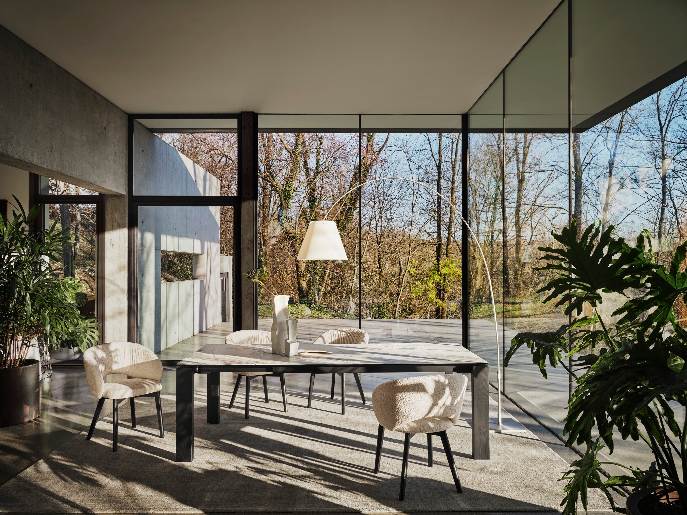 Rozkládací stůl OMNIA s bílou deskou a ořechovou základnou