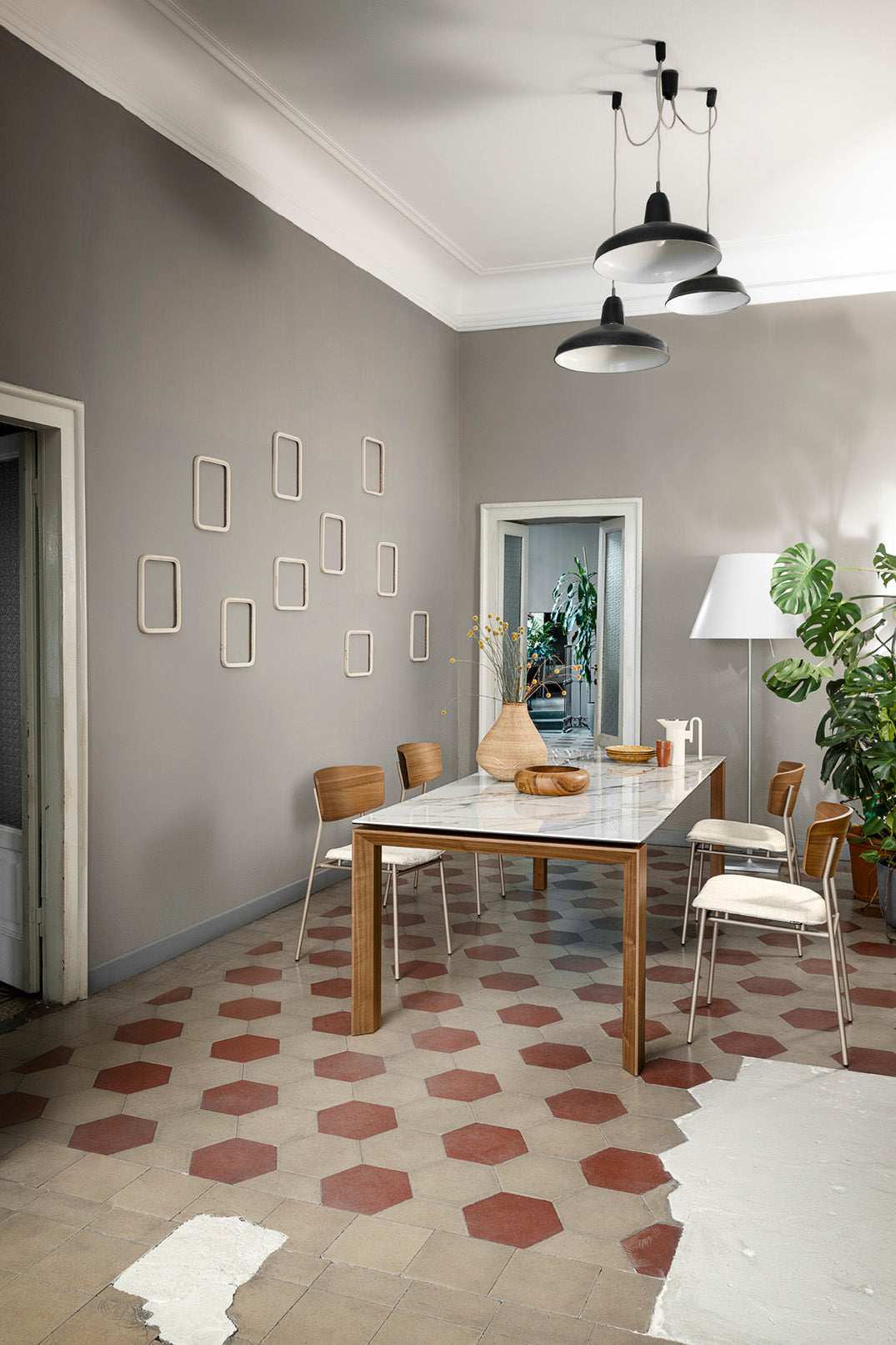 Rozkládací stůl OMNIA s bílou deskou a ořechovou základnou