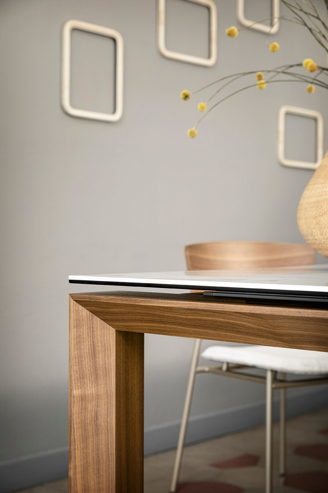 Rozkládací stůl OMNIA s bílou deskou a ořechovou základnou