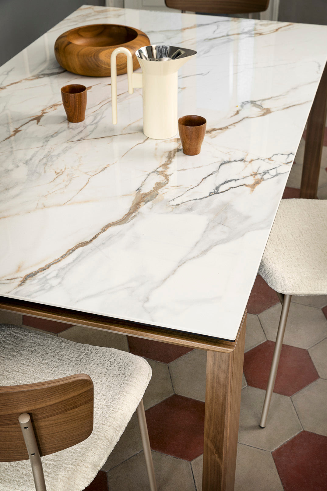 Rozkládací stůl OMNIA s bílou deskou a ořechovou základnou