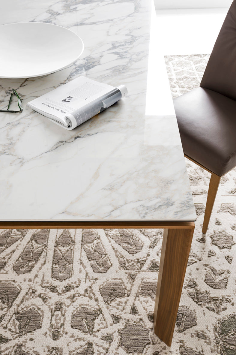 Rozkládací stůl OMNIA s bílou deskou a ořechovou základnou