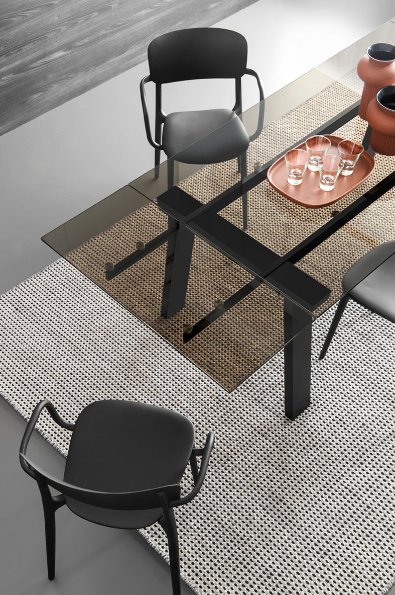 Rozkládací stůl LEVANTE se skleněnou deskou a grafitovou základnou