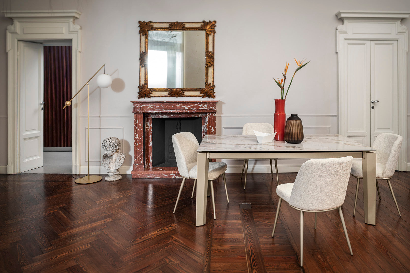 Rozkládací stůl DELTA s bílou deskou a bílým podstavcem