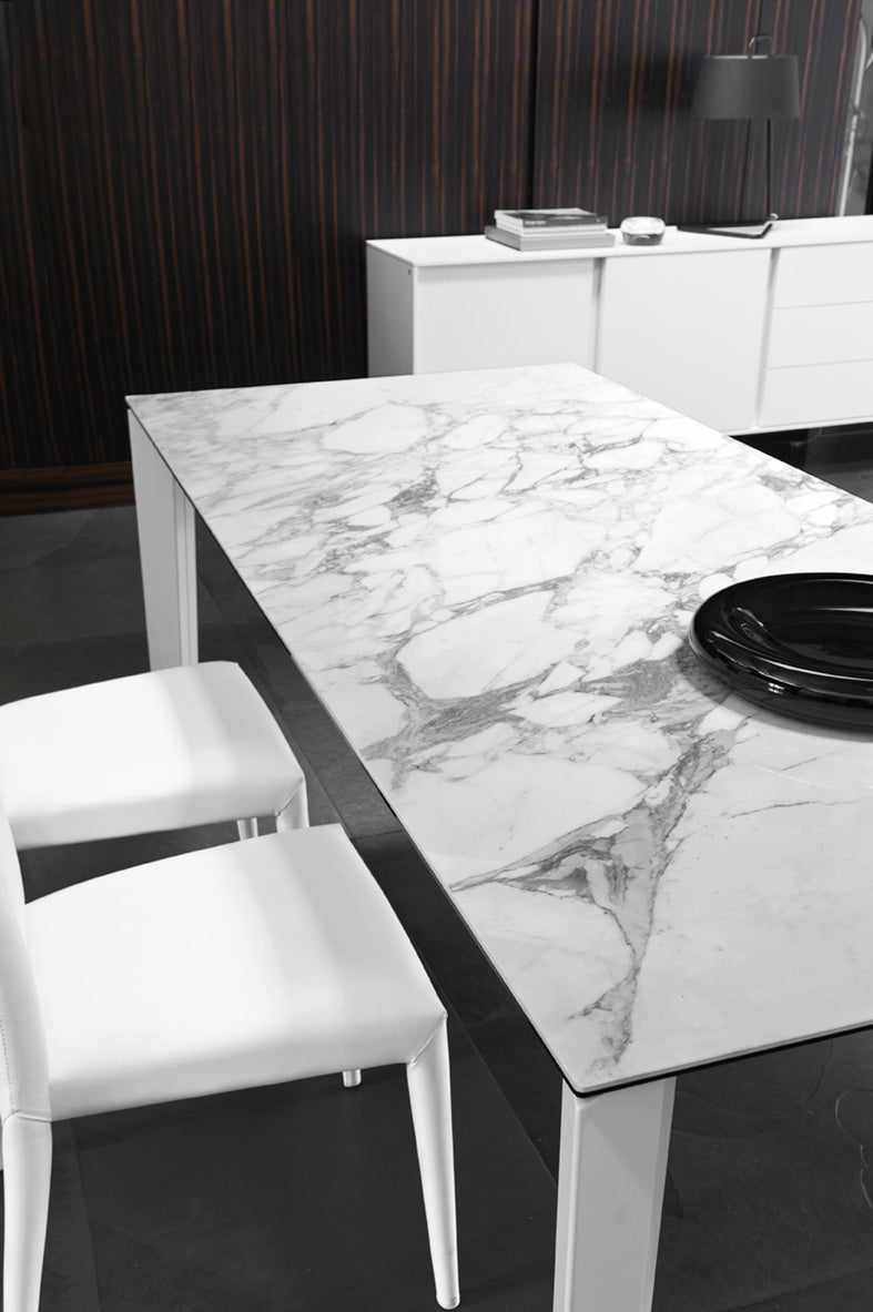 Rozkládací stůl DELTA s bílou deskou a bílým podstavcem