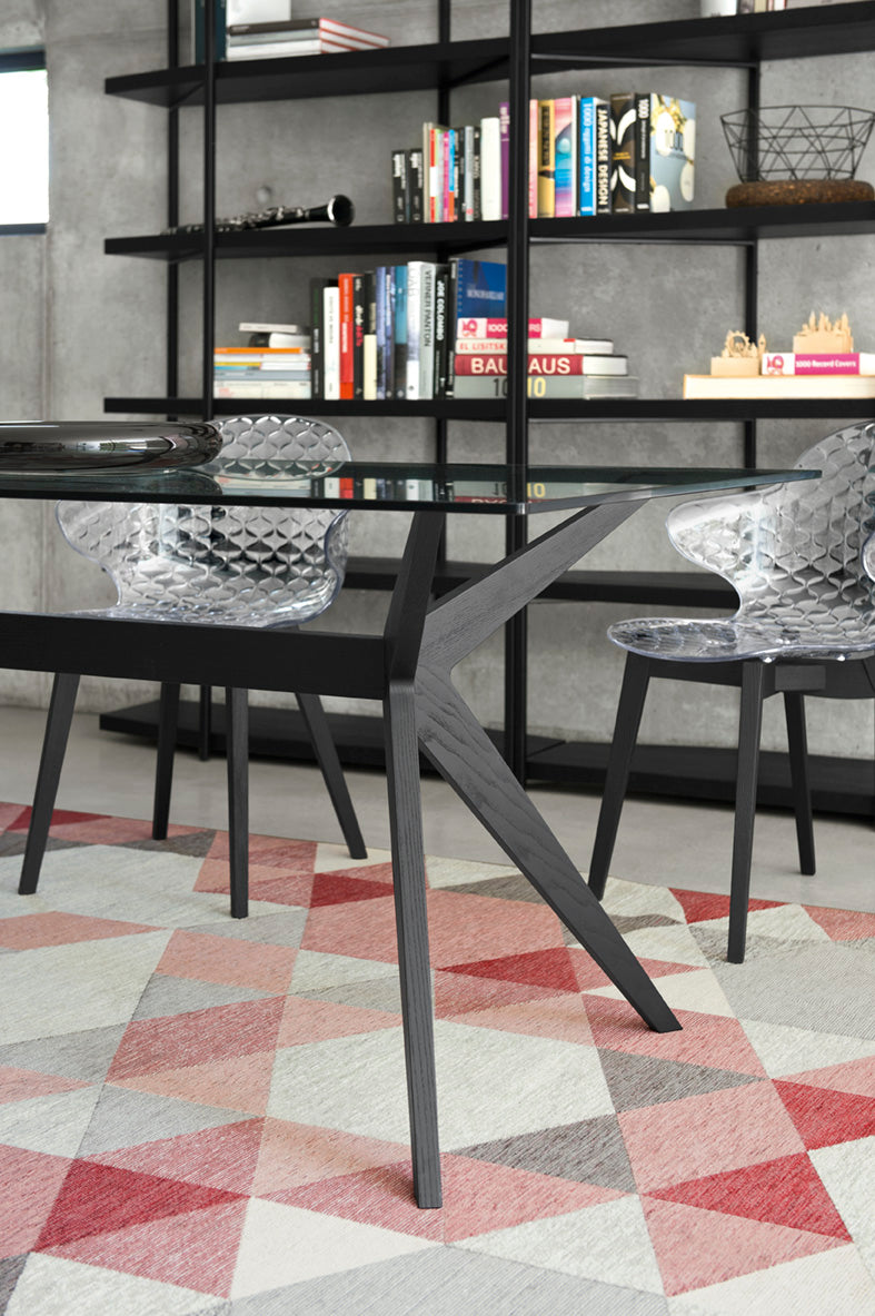 Židle SAINT TROPEZ s růžovým sedákem a tmavým dřevěným podstavcem