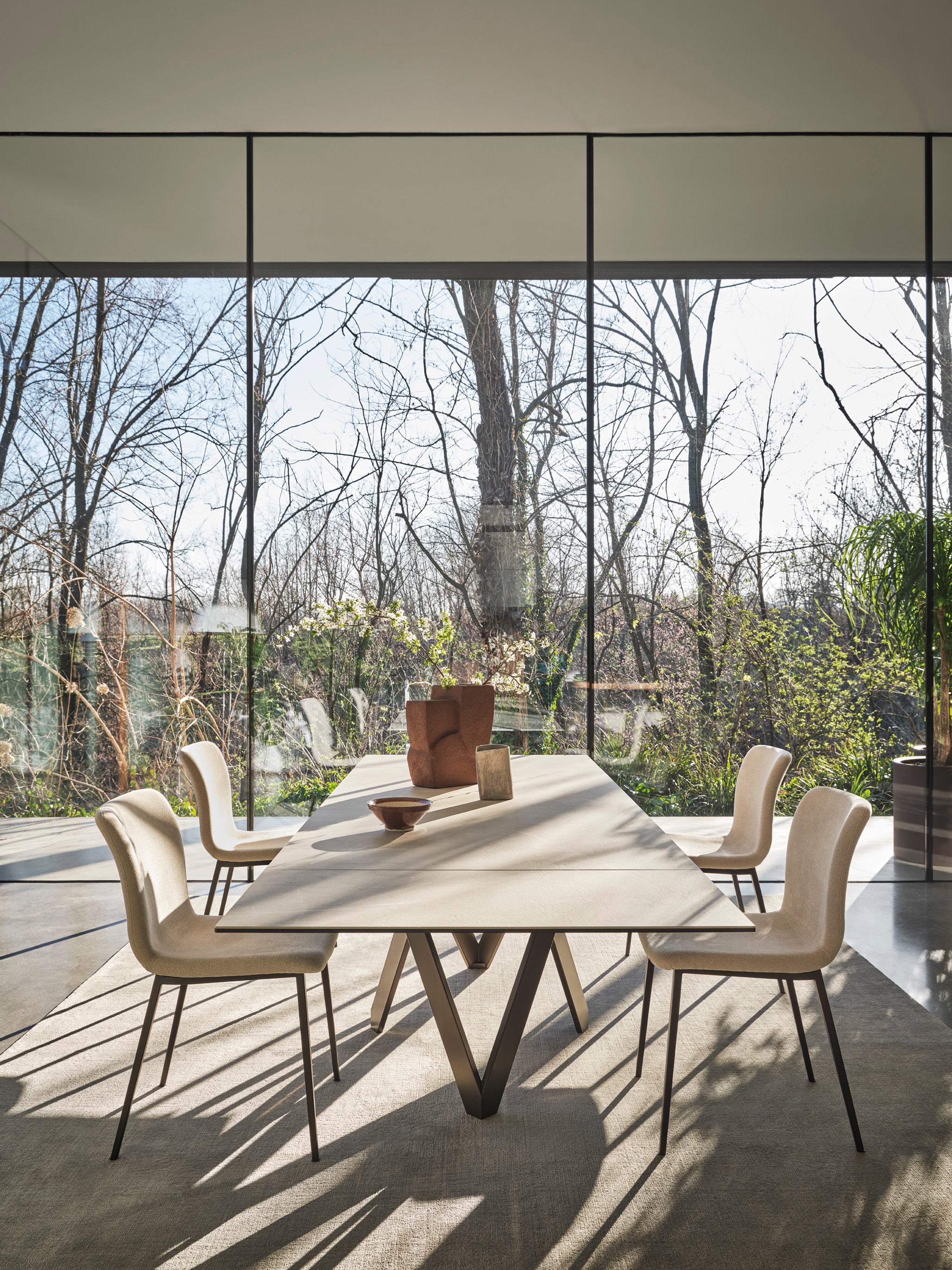 Čalouněné křeslo ANNIE s černým kovovým podstavcem