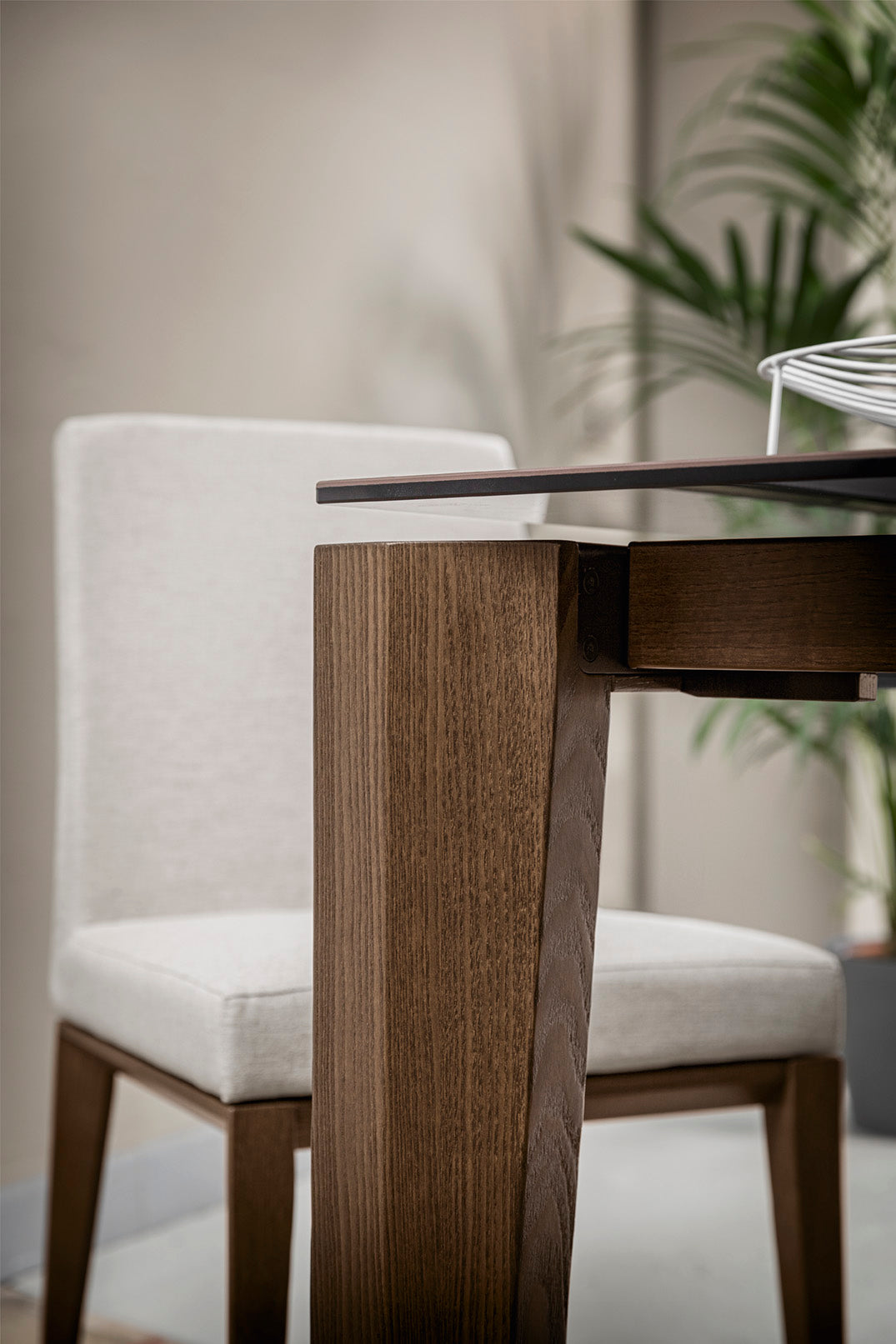 Křeslo BESS LOW čalouněné s tmavým dřevěným podstavcem