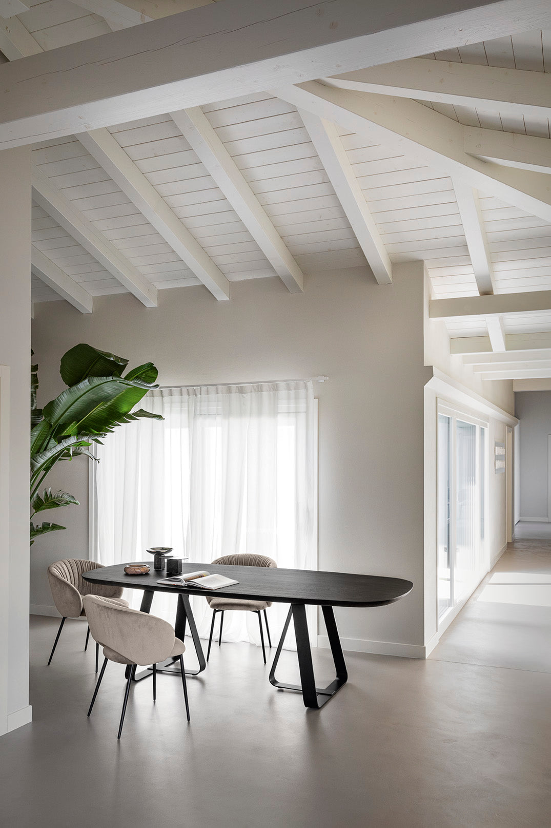 Čalouněné křeslo ANIME s černým kovovým podstavcem