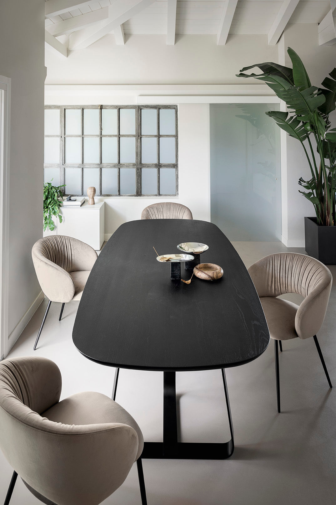 Čalouněné křeslo ANIME s černým kovovým podstavcem