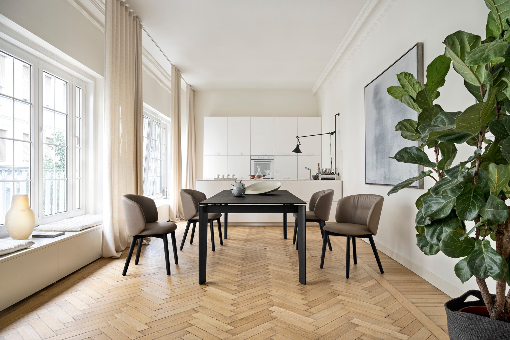 Rozkládací stůl DOGMA s černou deskou a černým dřevěným podstavcem