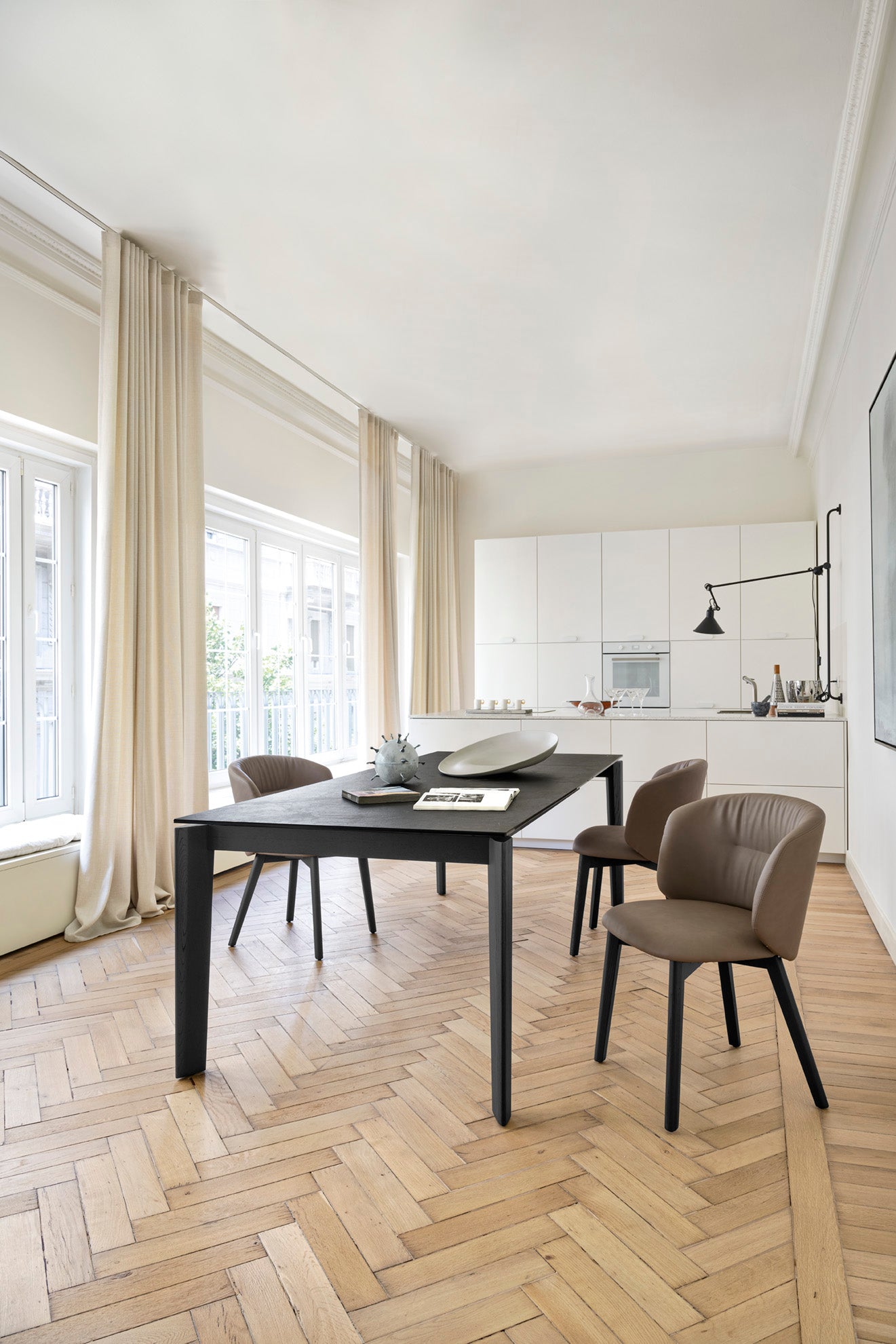 Extendable table DOGMA with a white top and black wooden base