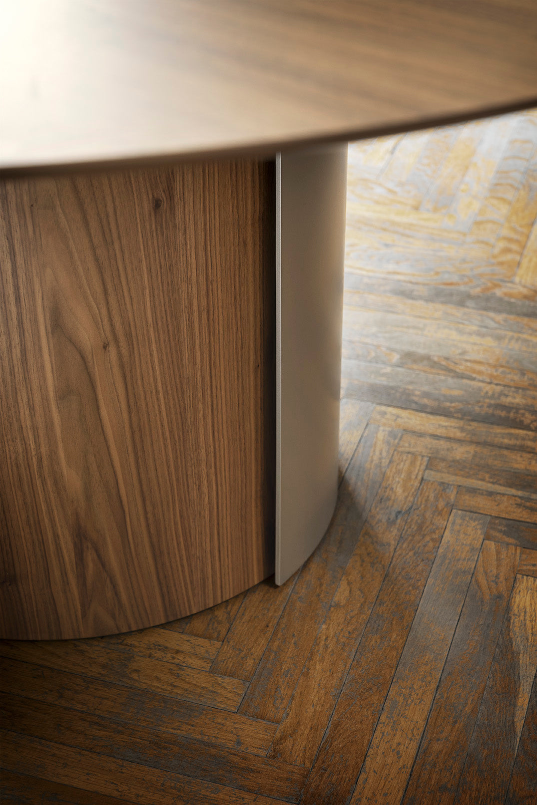 Kulatý stůl YOROI z ořechového dřeva s krémovým podstavcem