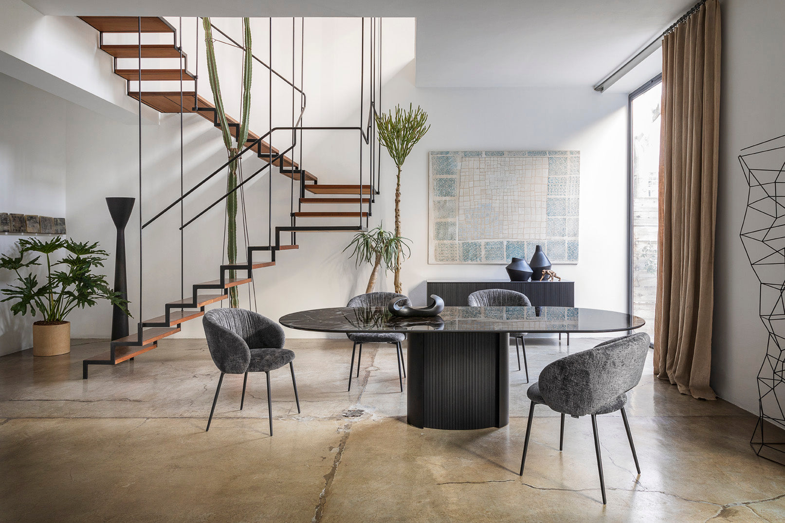 Čalouněné křeslo ANIME s černým kovovým podstavcem