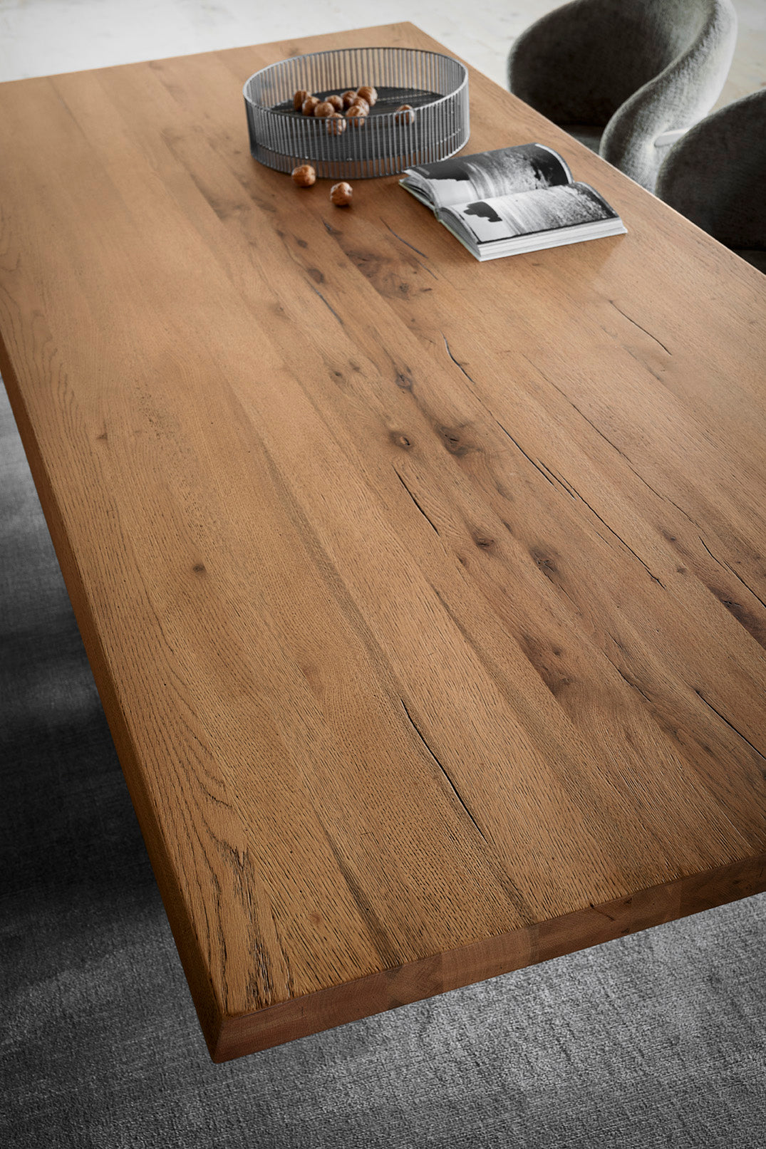 Obdélníkový stůl TWINS s dřevěnou deskou a černou základnou