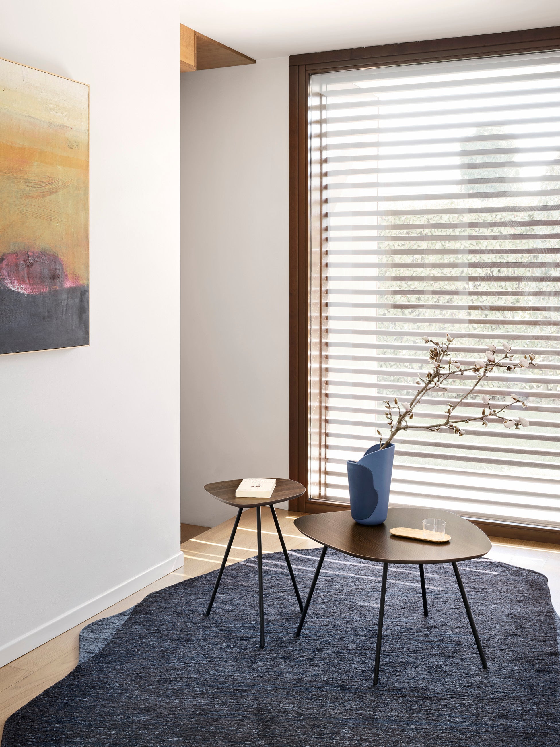 Hnědý boční stolek TWEET